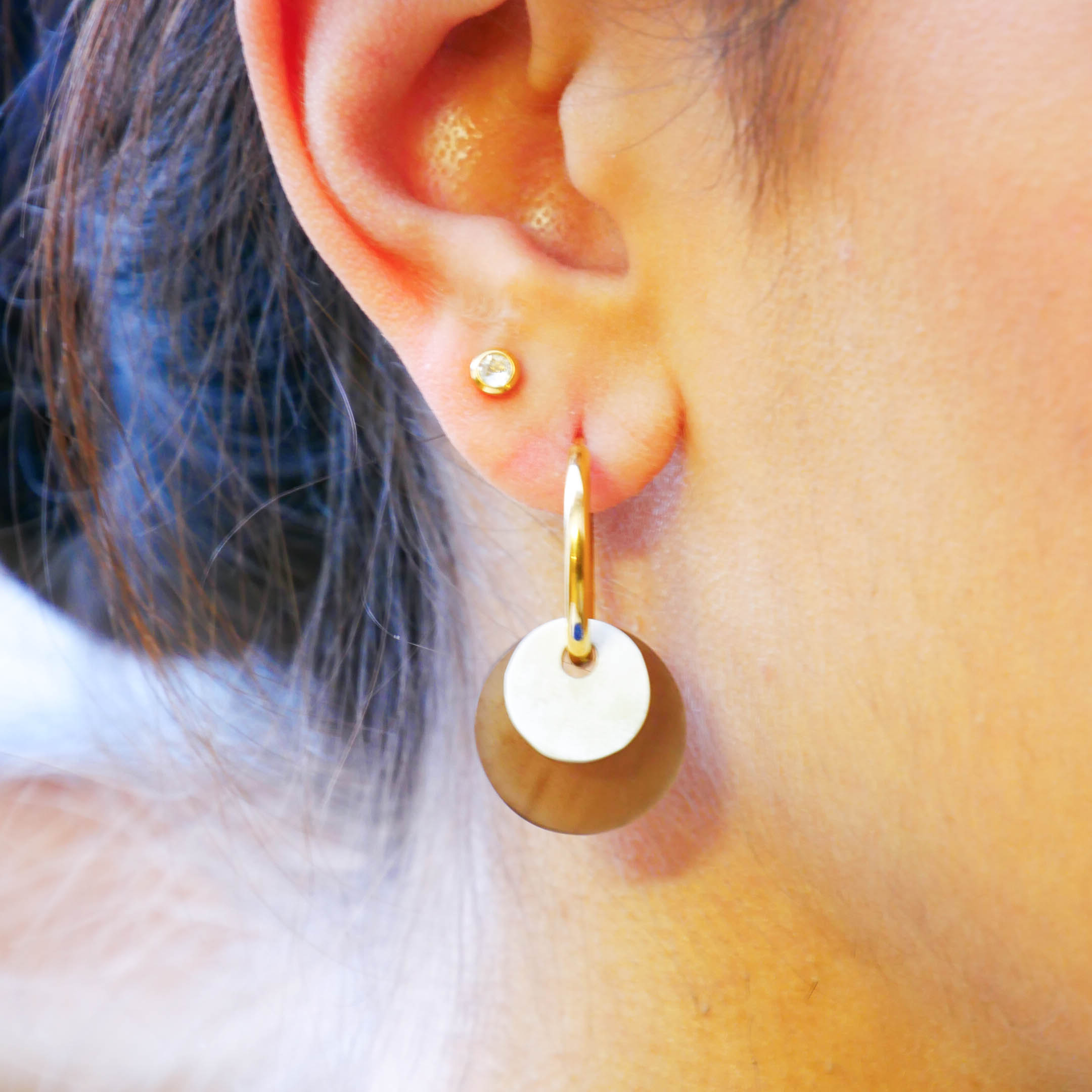 "Craft-Art" Ohrring "kleine Plättchen" braun und weiß, vergoldete Edelstahlcreole