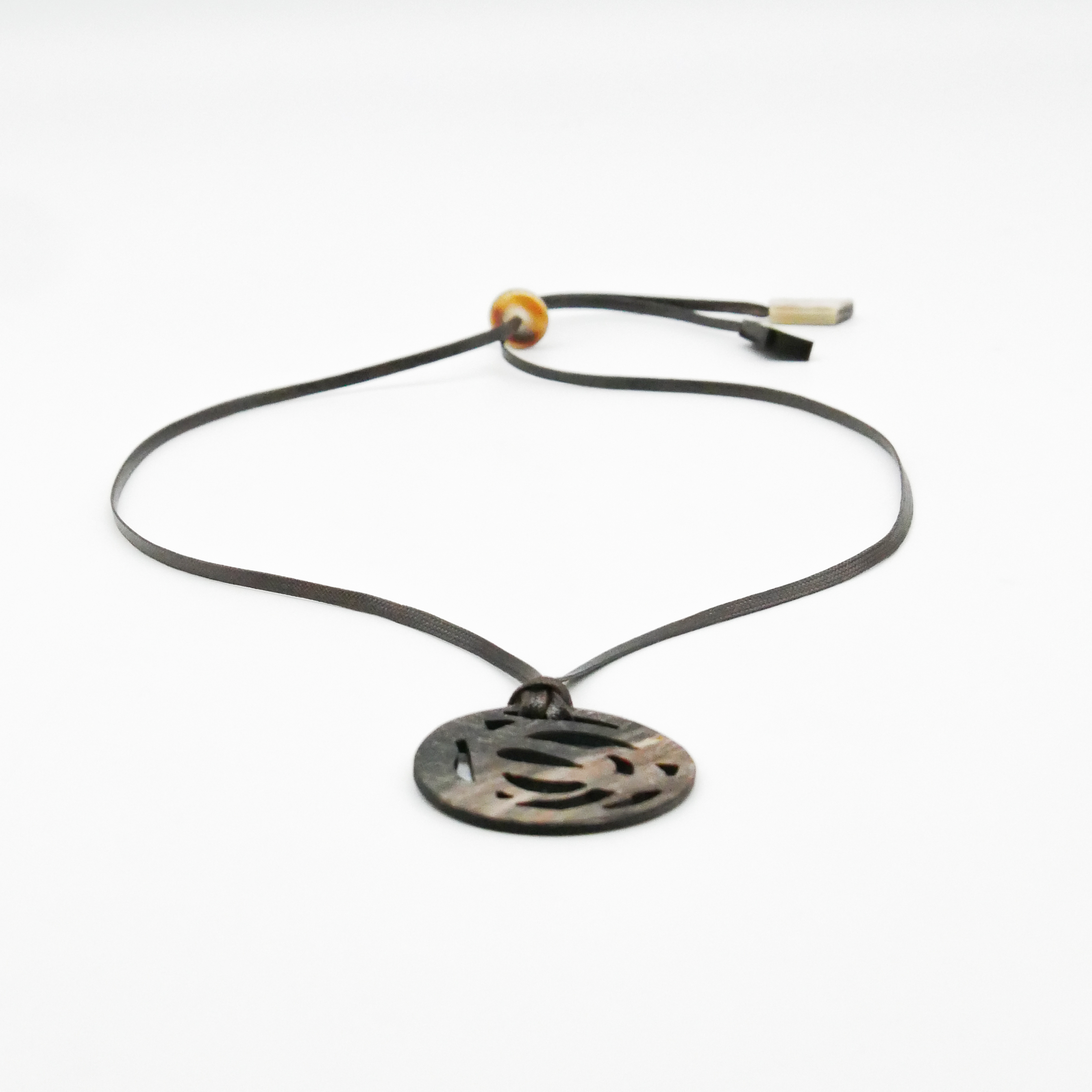  "Craft-Art", runder Hornanhänger Ø ca. 53 verspieltes Design, Syntetikband, braunes Horn 