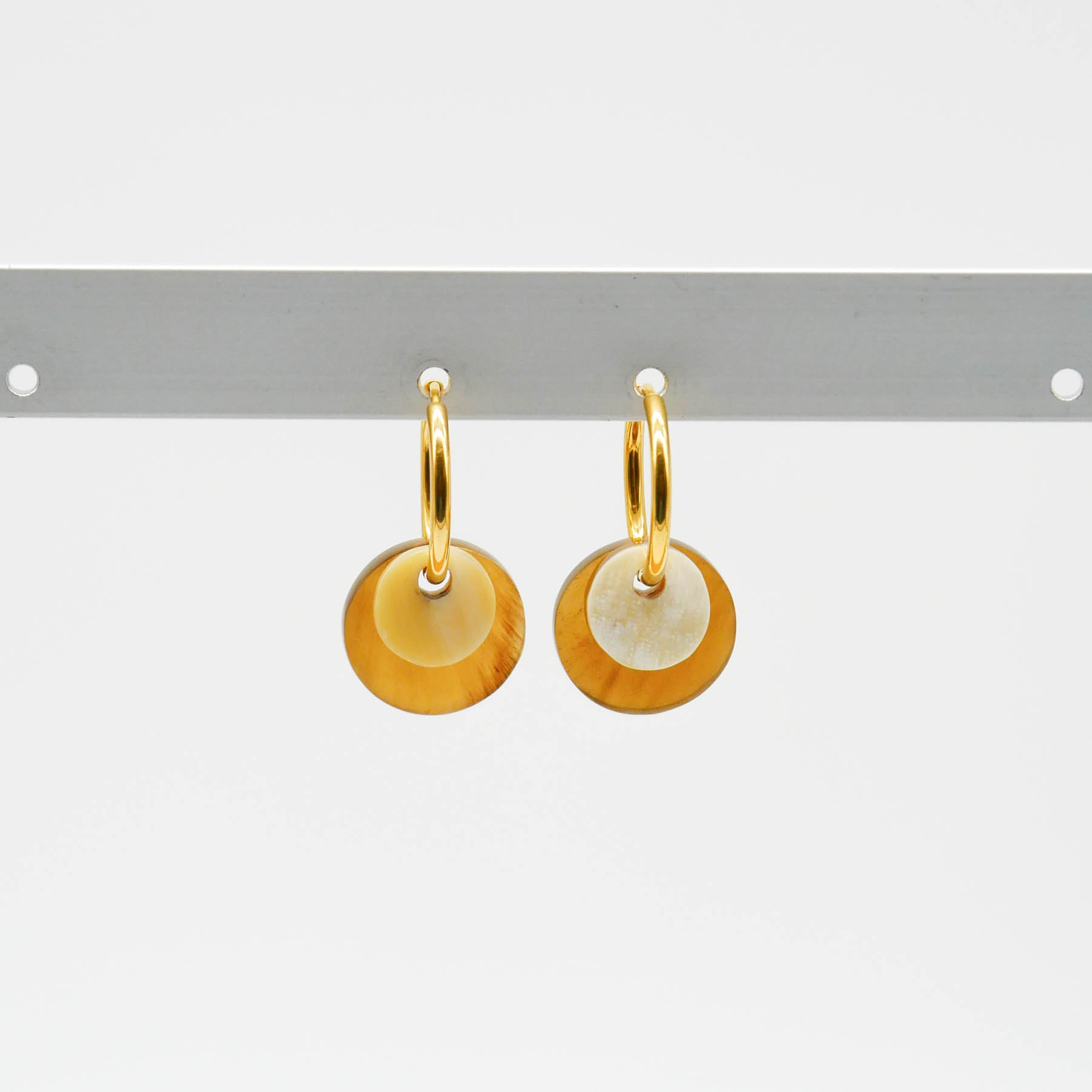 "Craft-Art" Ohrring "kleine Plättchen" braun und weiß, vergoldete Edelstahlcreole