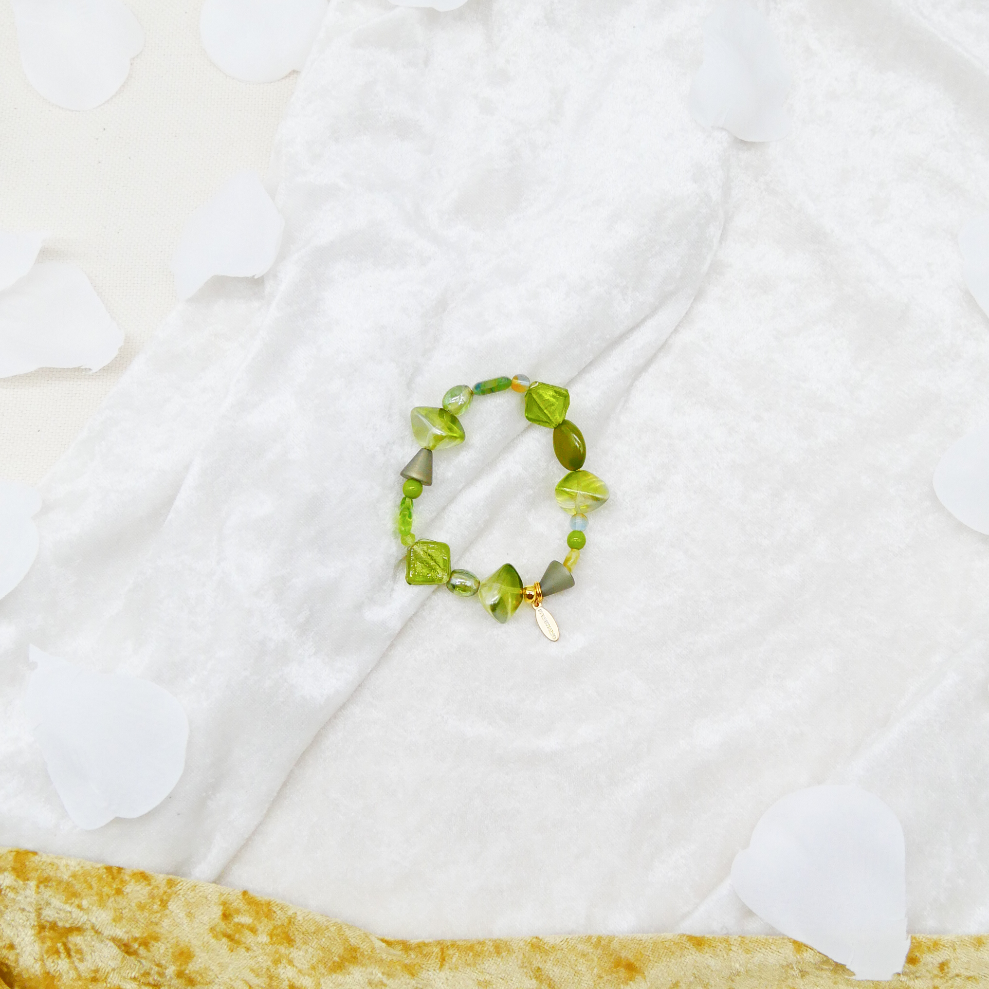 "Summer Feeling", Armband aus verschiedenen Formen, Glas- und Resin Perlen, grün