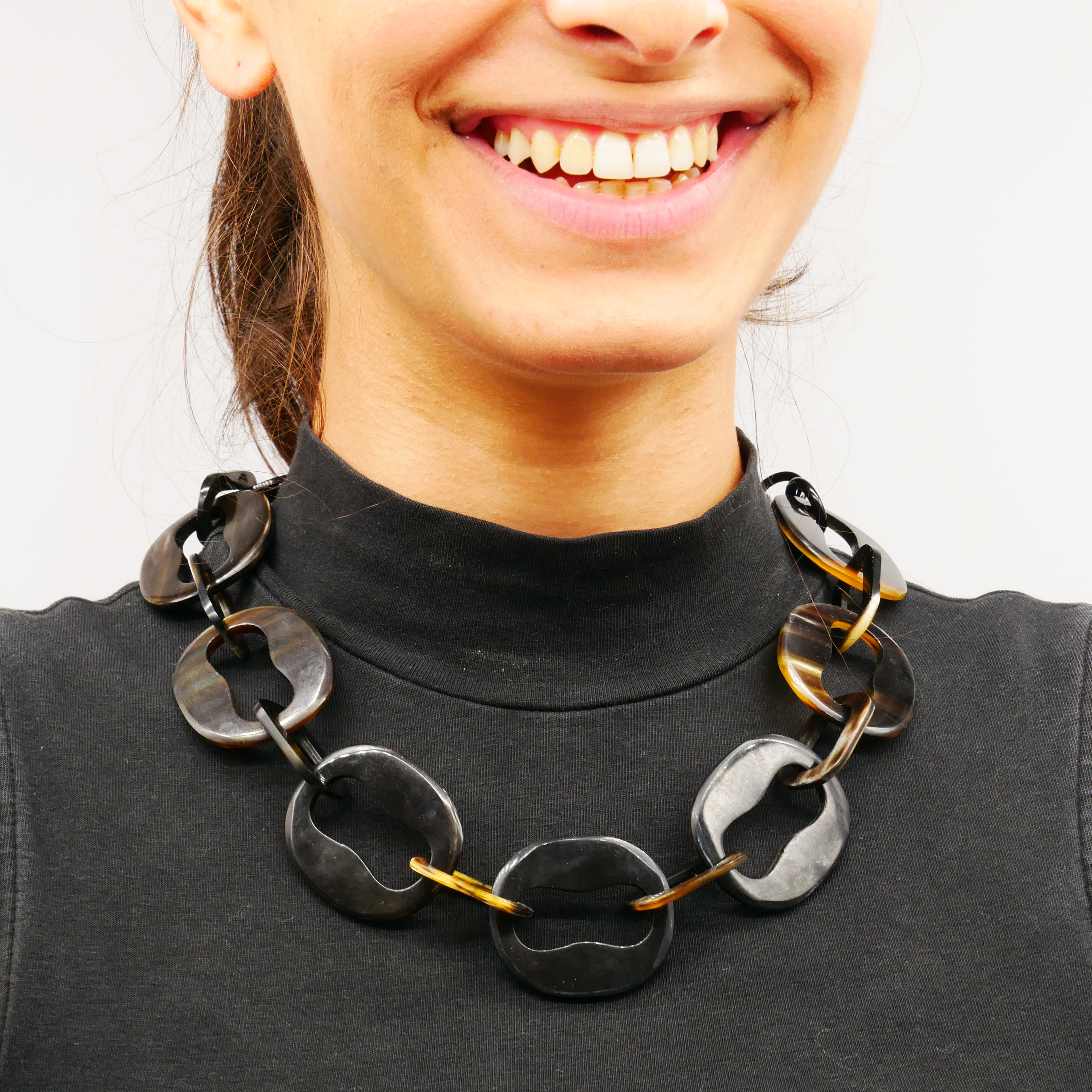 "Craft Art", short chain ovals with marble horn cut-out "Craft Art", short chain ovals with marble horn cut-out