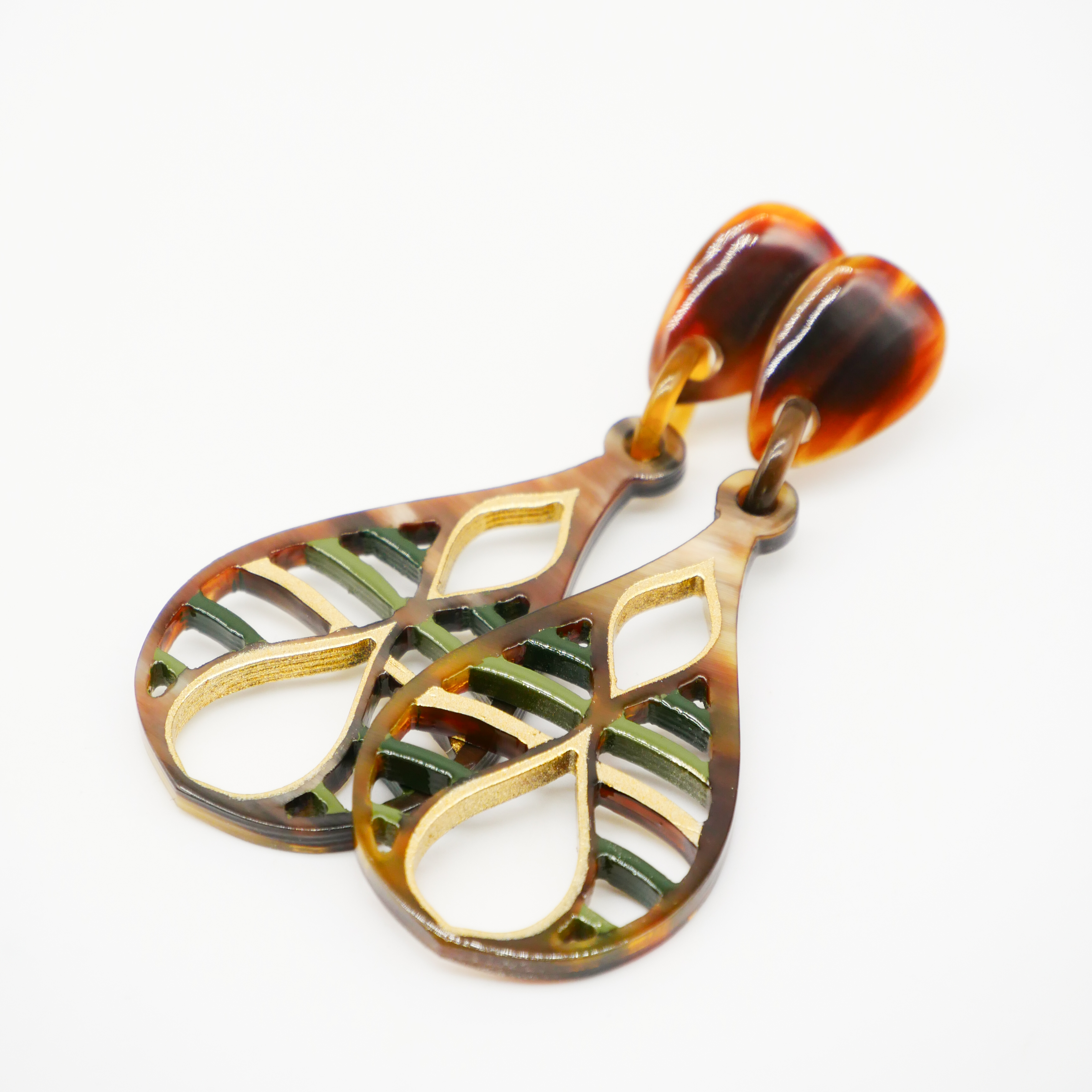 "Craft Art", Ohrring "Teardrop", braunes afrikanisches Horn, Lack gold-grün "Craft Art", Ohrring "Teardrop", braunes afrikanisches Horn, Lack gold-grün