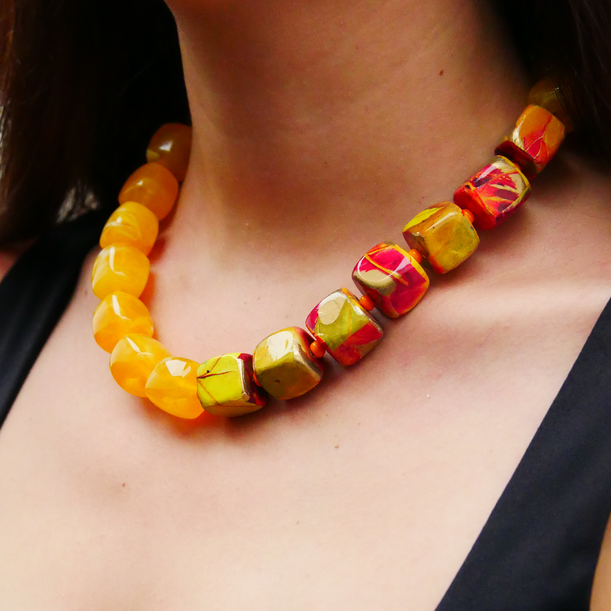 "Summer Feeling", kurze Kette "Cube" Resin- und Papercoated Perlen ca. 16 x 16 mm honig