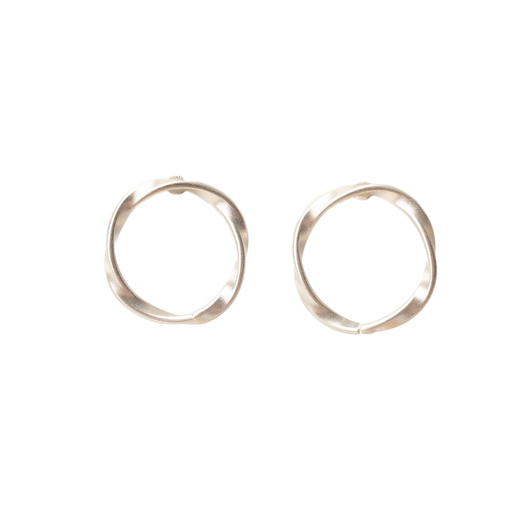 "Charm" Ohrstecker mit gedrehtem runden Element, versilbert