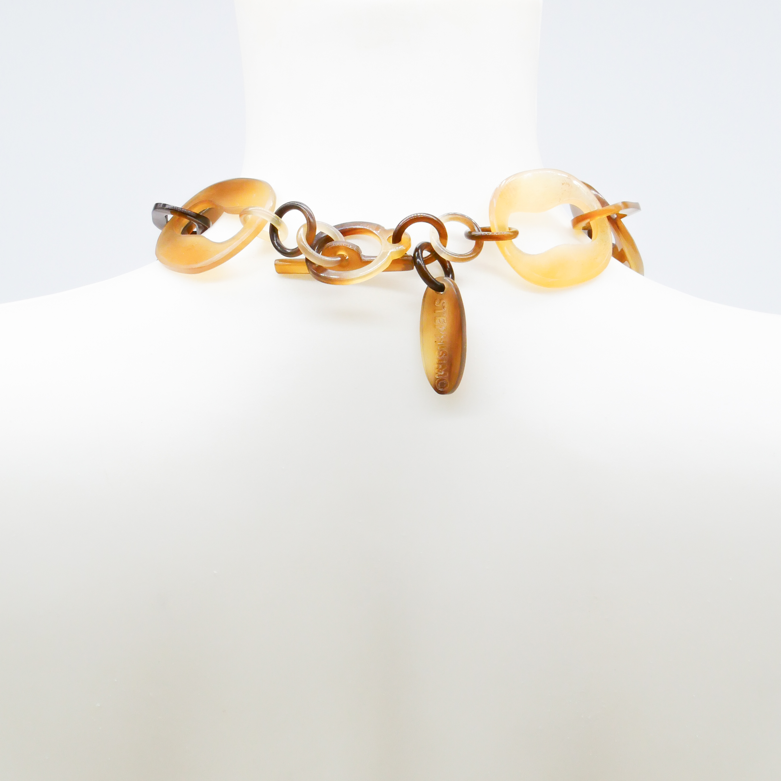 "Craft Art", short chain ovals with brown horn cut-out "Craft Art", short chain ovals with brown horn cut-out