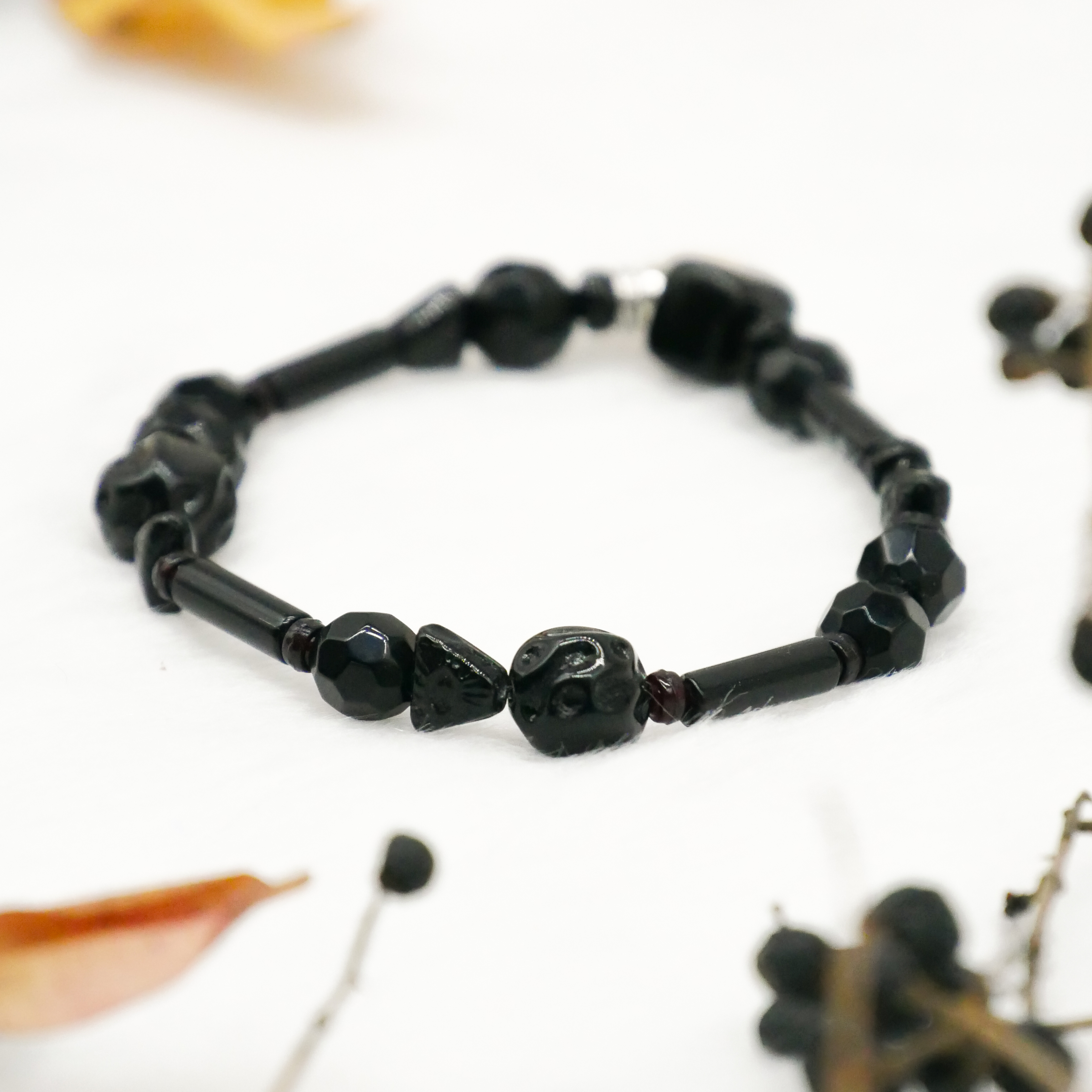  "Jet Schmuck" Armband auf Gummi schwarze Glasperlen, verschiedene Formen 