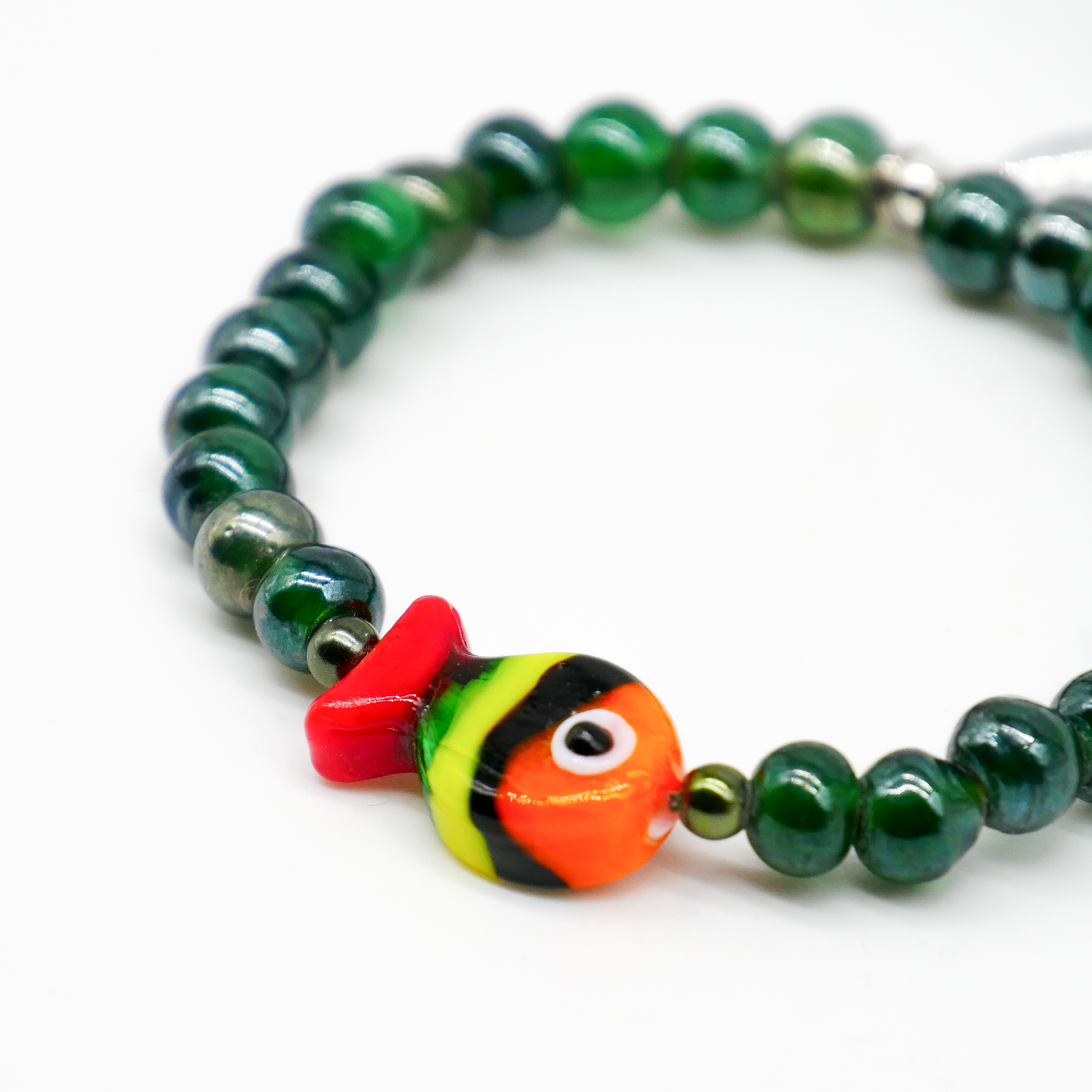 "Summer Feeling" Armband auf Gummi "Fisch" Glasperlen moos