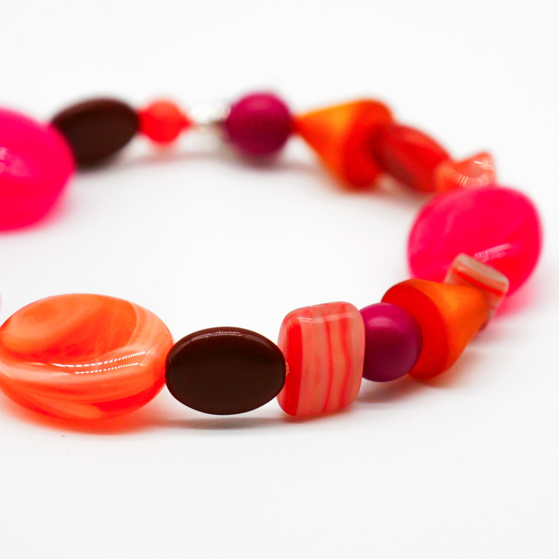 "Summer Feeling", Armband aus verschiedenen Formen, Glas- und Resin Perlen, pink-orange