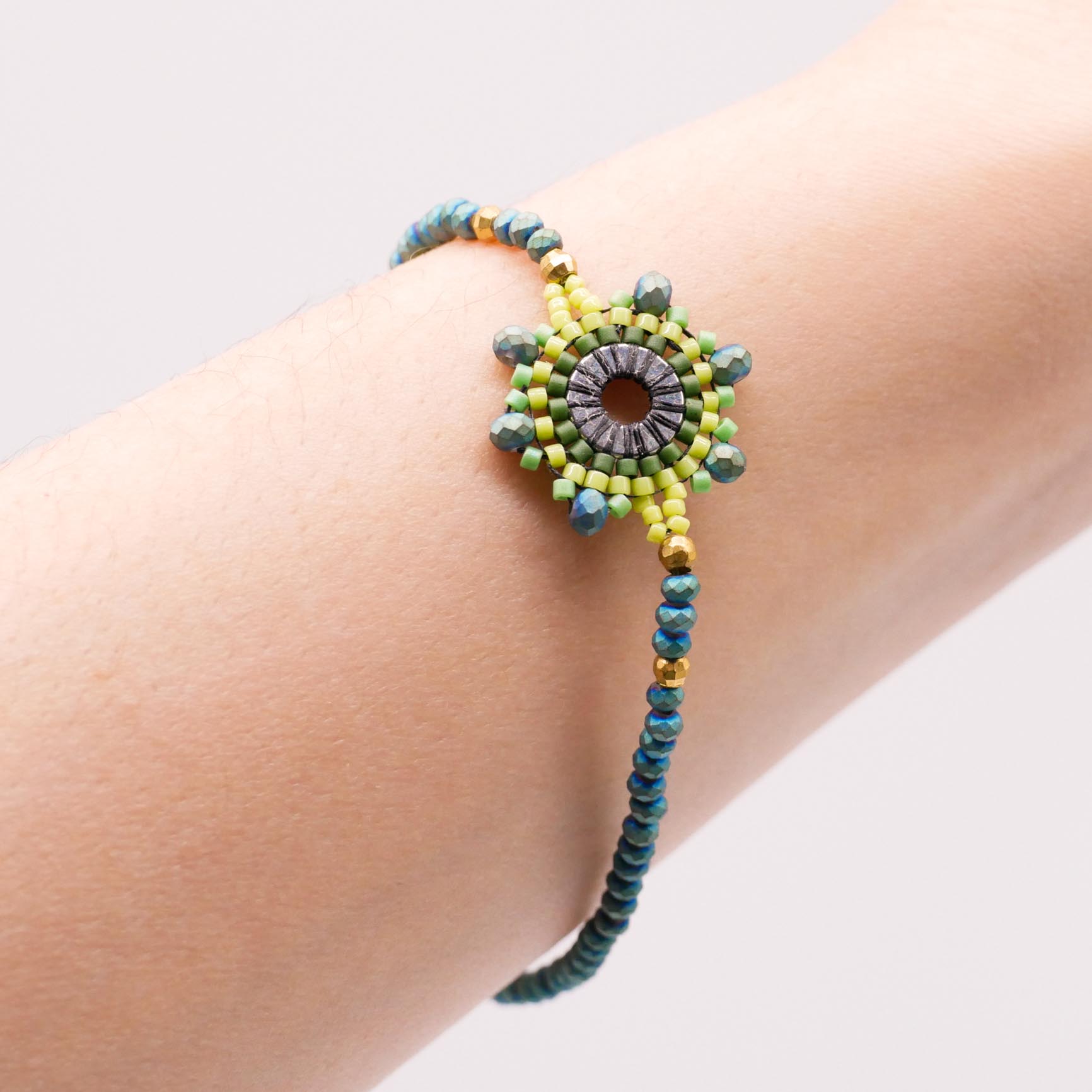 "Toho Art" Armband mit Blütenelement - grün