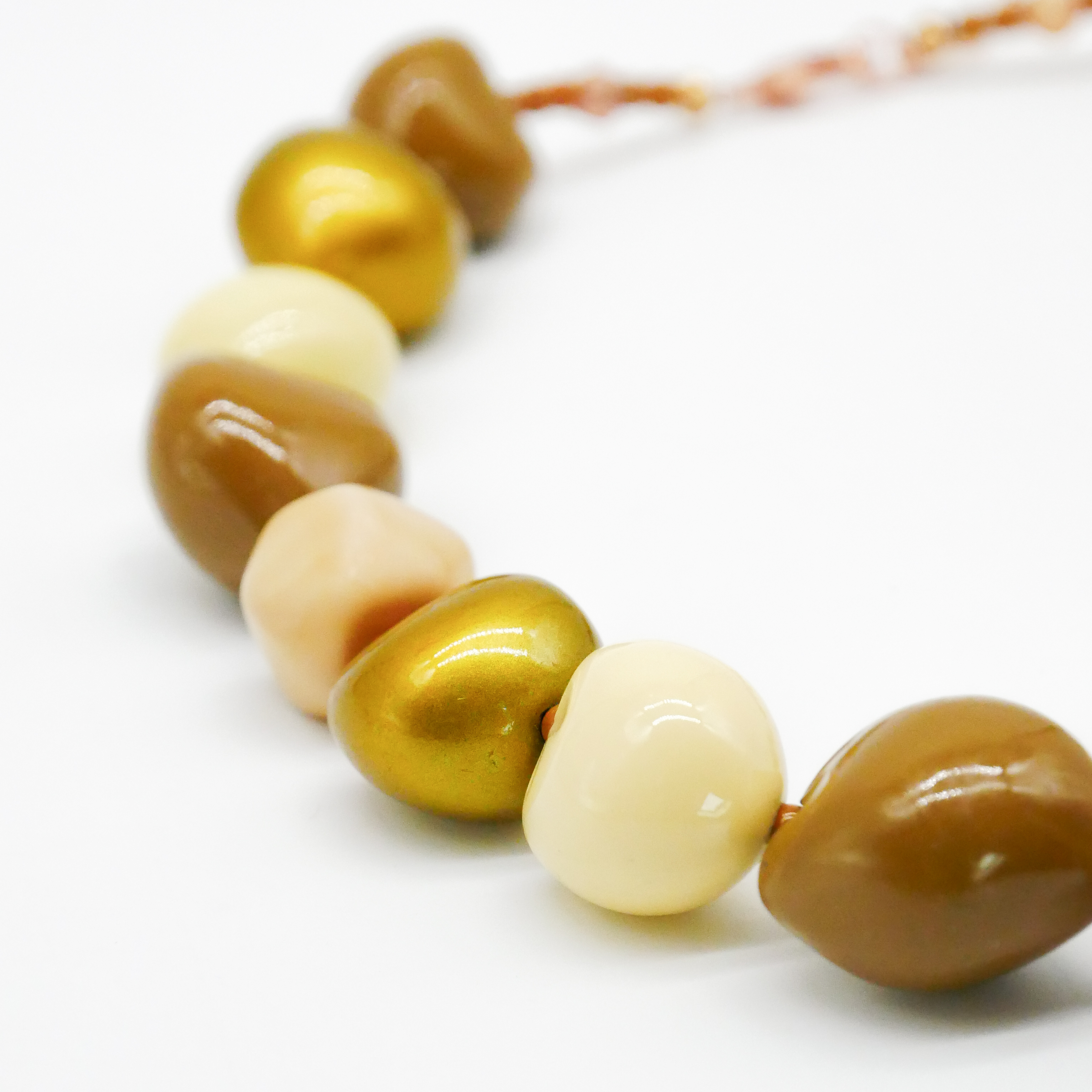  "Summer Feeling" Kette ca. 60 cm, Lumba Samen, Glasperlen, Resin Perle, braun-gold 