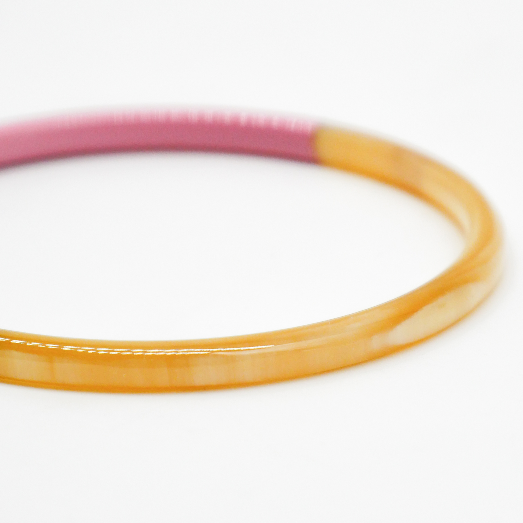  "Craft Art" zarter Armreif, weißes Horn, Lack hellrosé