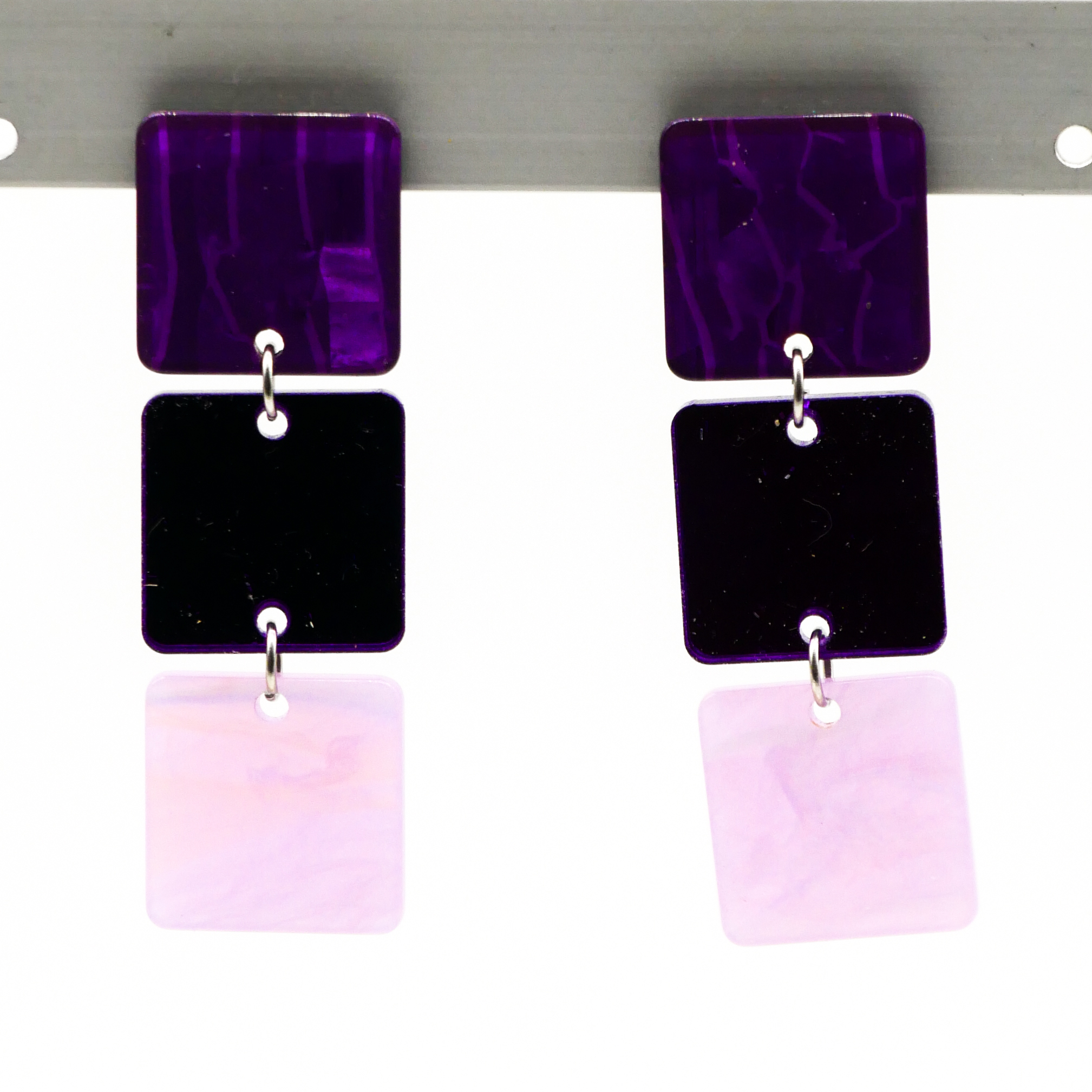"Color Explosion", Ohrstecker 3er Ampel flache Quadrate 20 mm purple