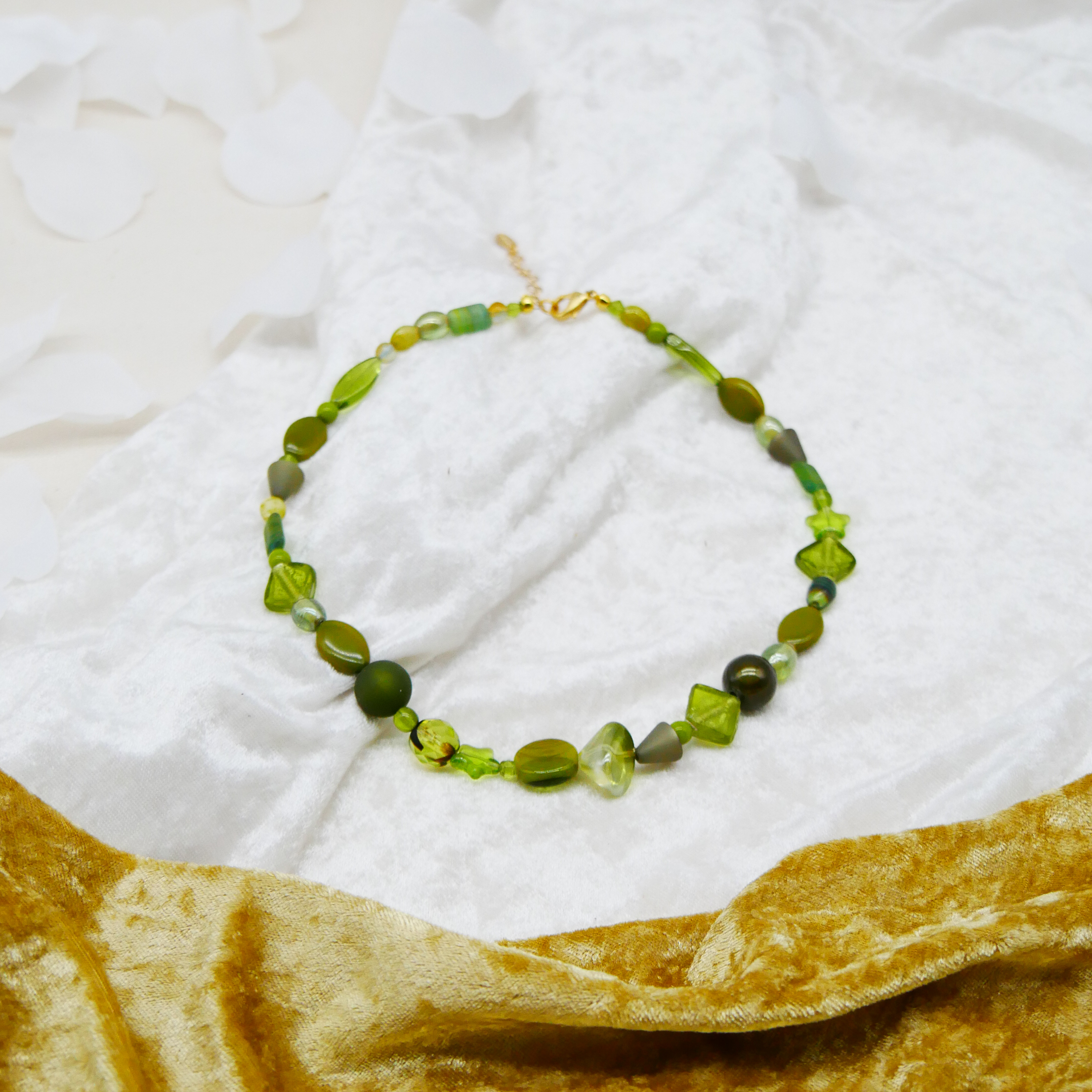 "Summer Feeling",  Kette aus verschiedenen Formen, Glas- und Resin Perlen, grün