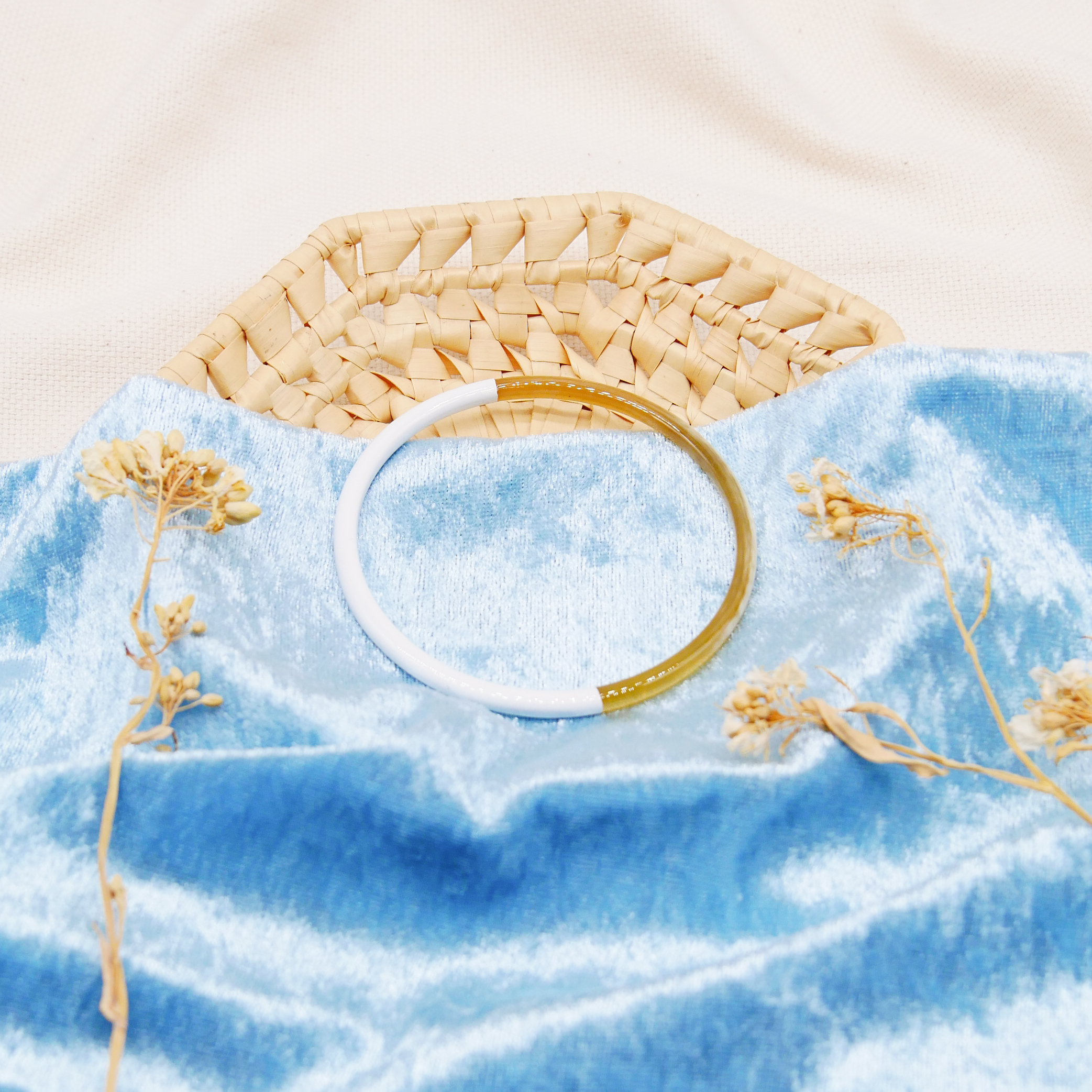  "Craft Art" zarter Armreif, weißes Horn, Lack weiß