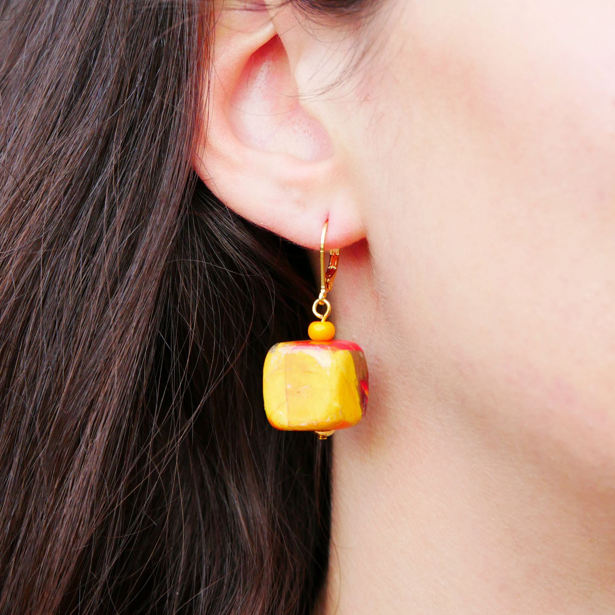 "Summer-Feeling" Ohrring "Cube" Resin- und Papercoated Perlen, honig