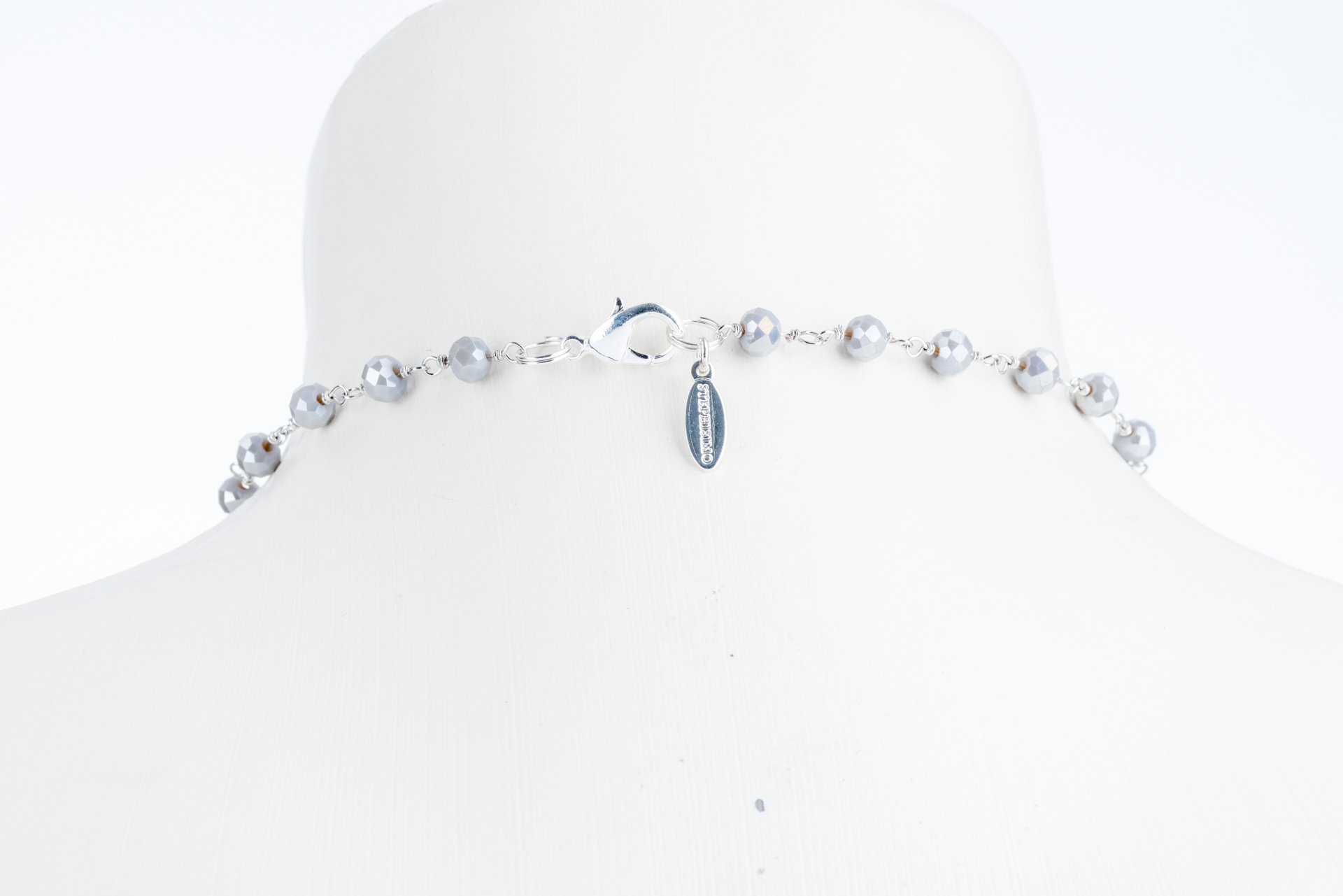 "Steinzähne" lange Kette mit Glaskristallen grau und Amethyst Anhänger