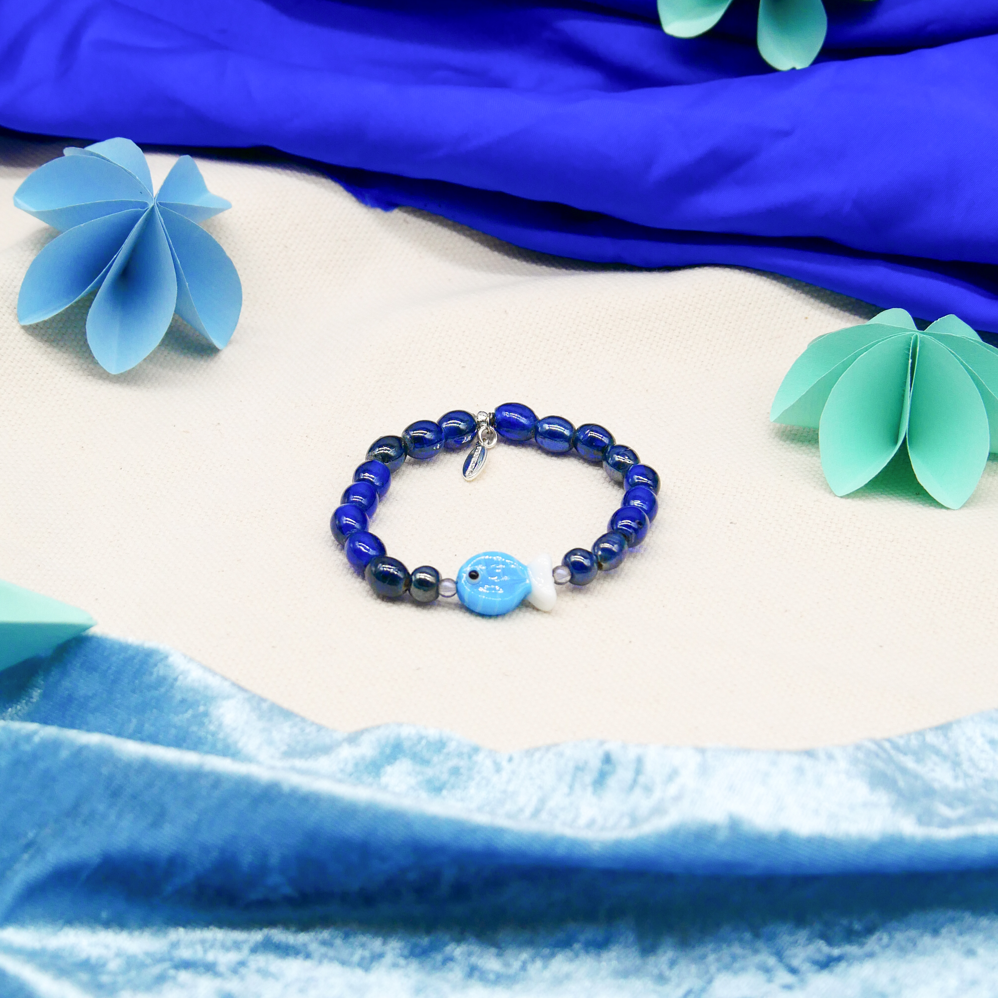 "Summer Feeling" Armband auf Gummi "Fisch" Glasperlen dunkelblau