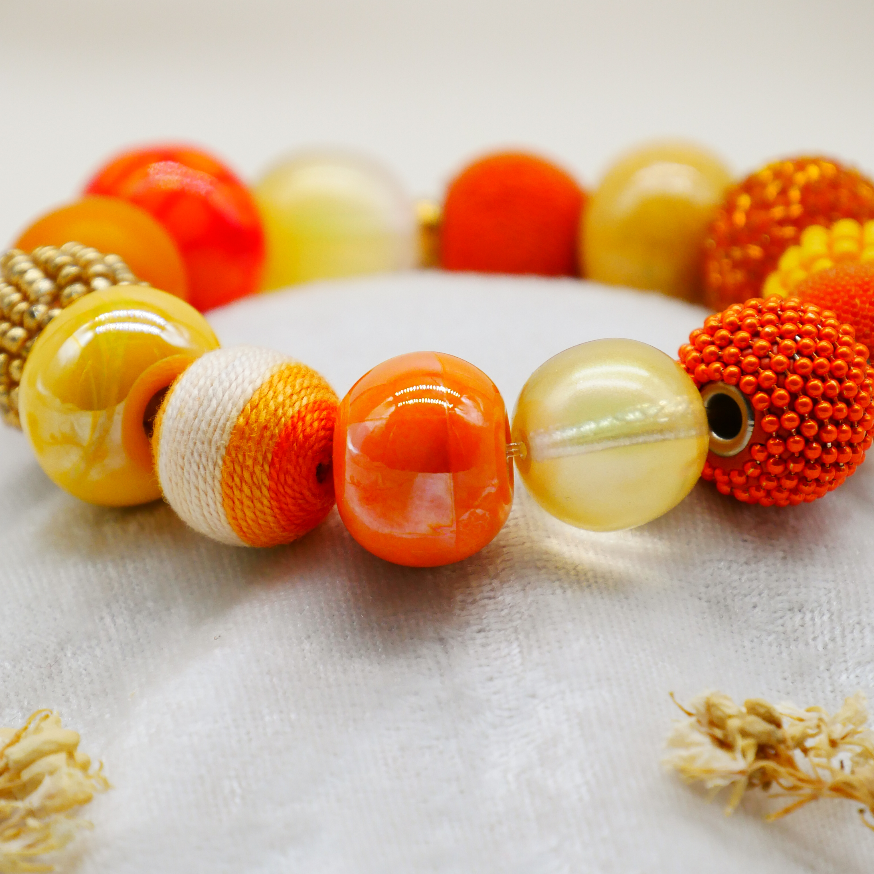  "Bollywood" Armband auf Gummi, gelb-orange