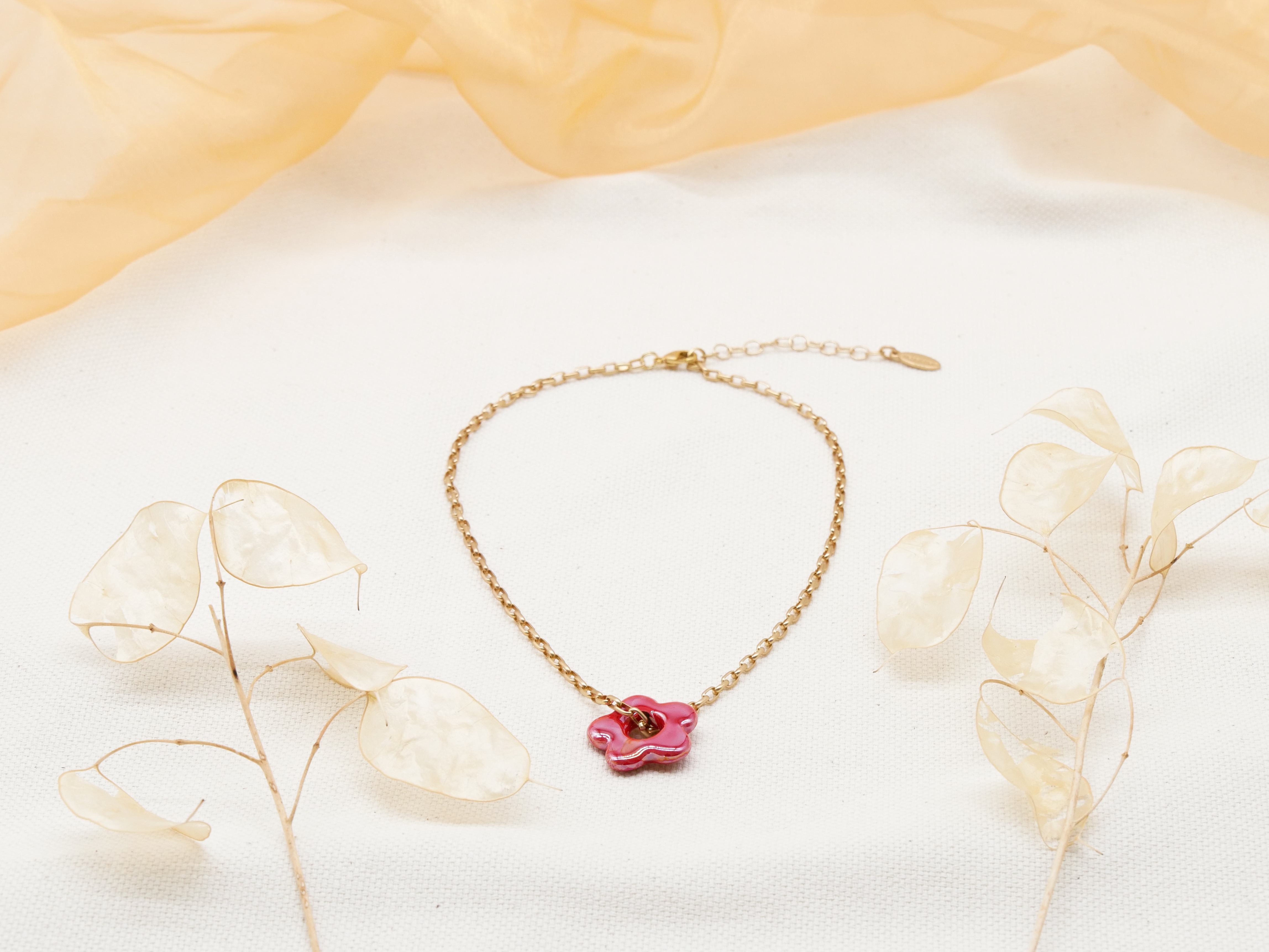 "Summer-Feeling", Kurze Metallkette vergoldet, Keramikblume red "Summer-Feeling", Kurze Metallkette vergoldet, Keramikblume red