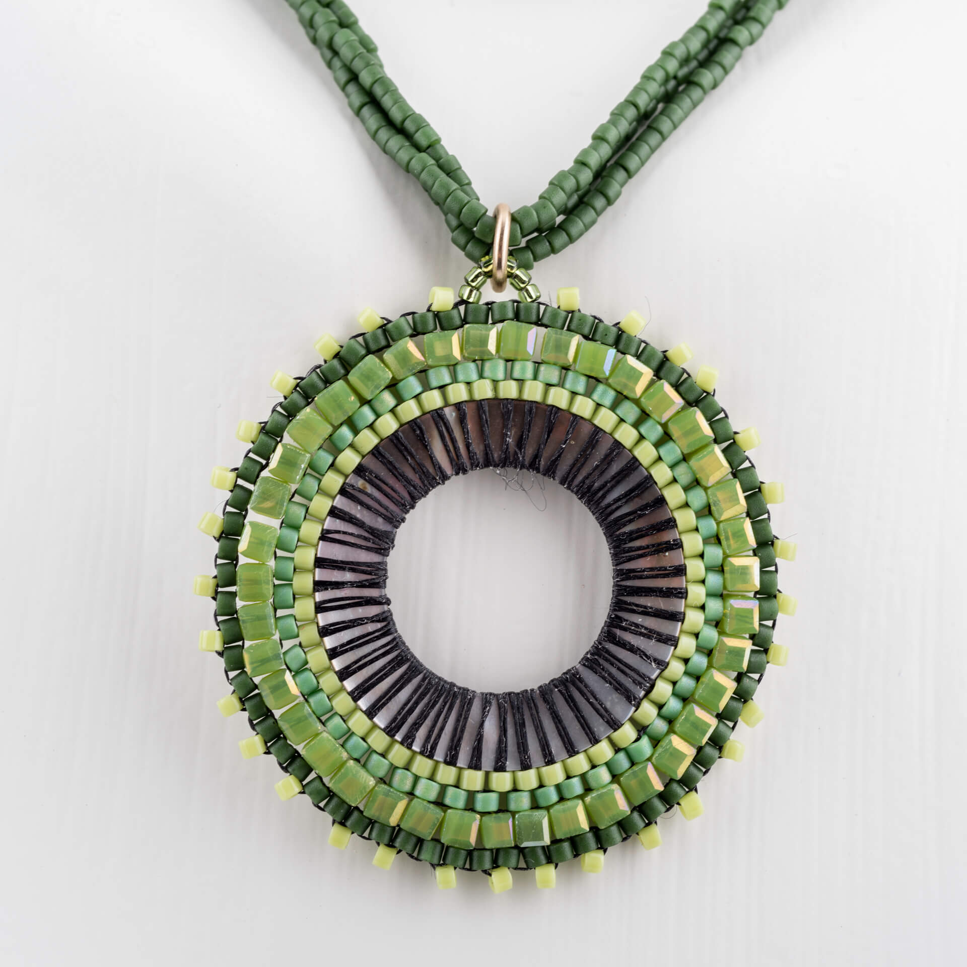"Toho Art" kurze Kette, runder Anhänger mit Perlmuttreif und feinen Perlen, grün
