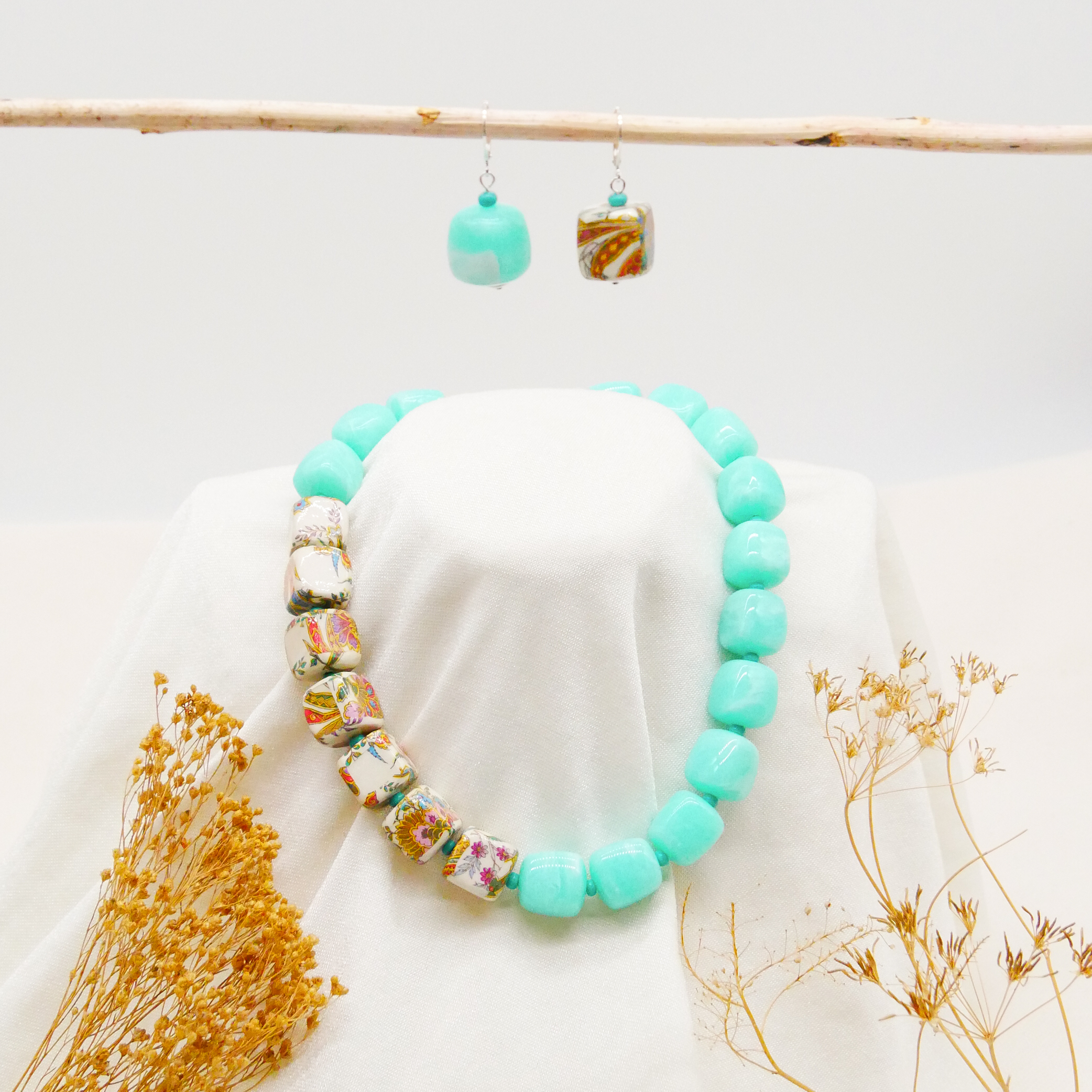 "Summer Feeling", kurze Kette "Cube" Resin- und Papercoated Perlen ca. 16 x 16 mm türkis