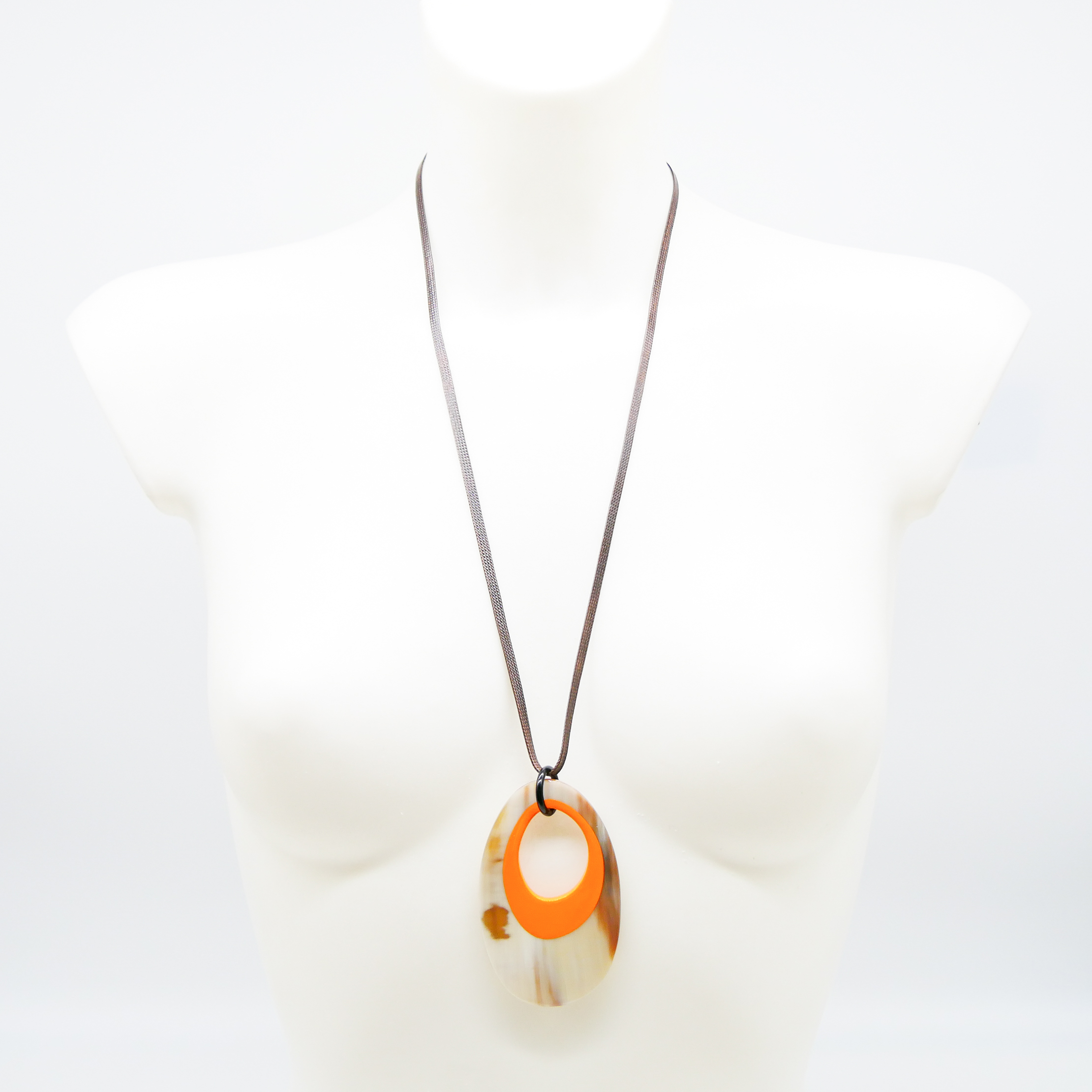 "Craft Art", Hornkette, lang, ovaler Anhänger "Spiegelei" mit orangenem Lack 