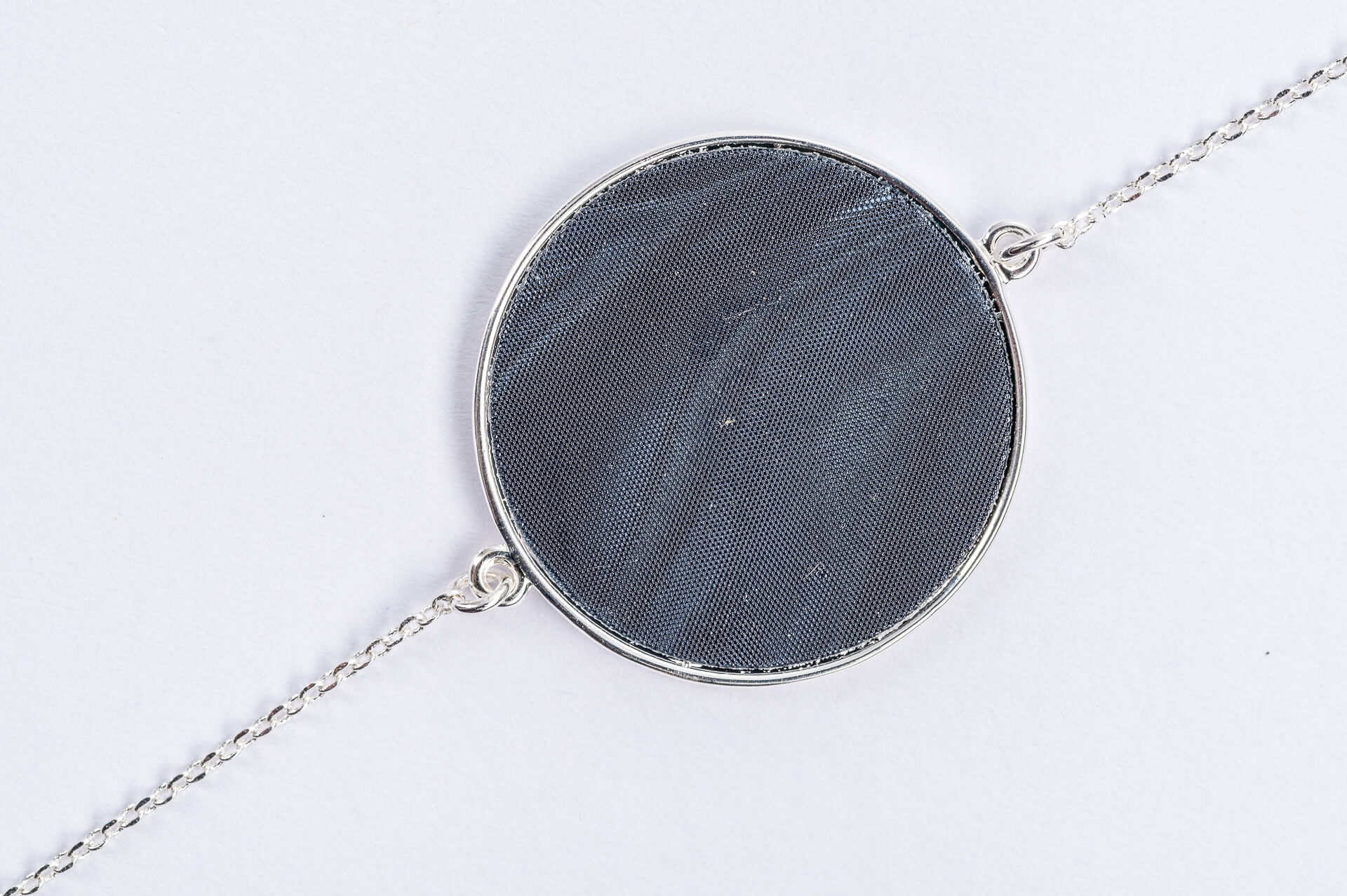 "Circle" feines Armband, versilberter Anhänger, ozeanblau schimmernd