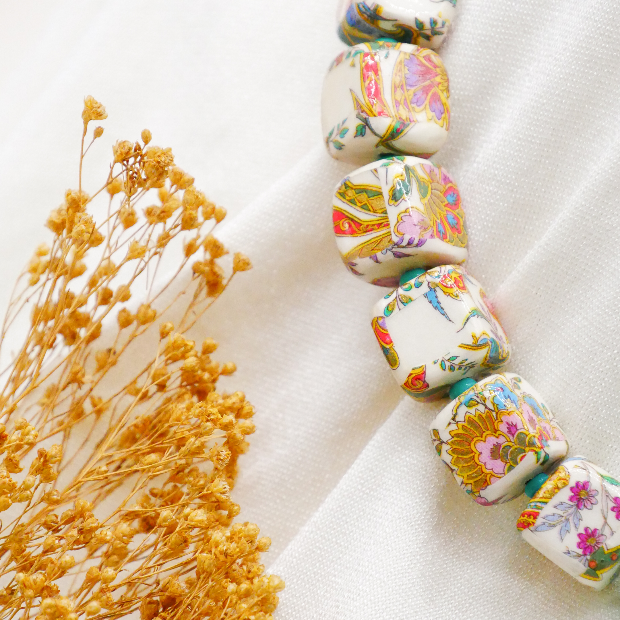 "Summer Feeling", kurze Kette "Cube" Resin- und Papercoated Perlen ca. 16 x 16 mm türkis