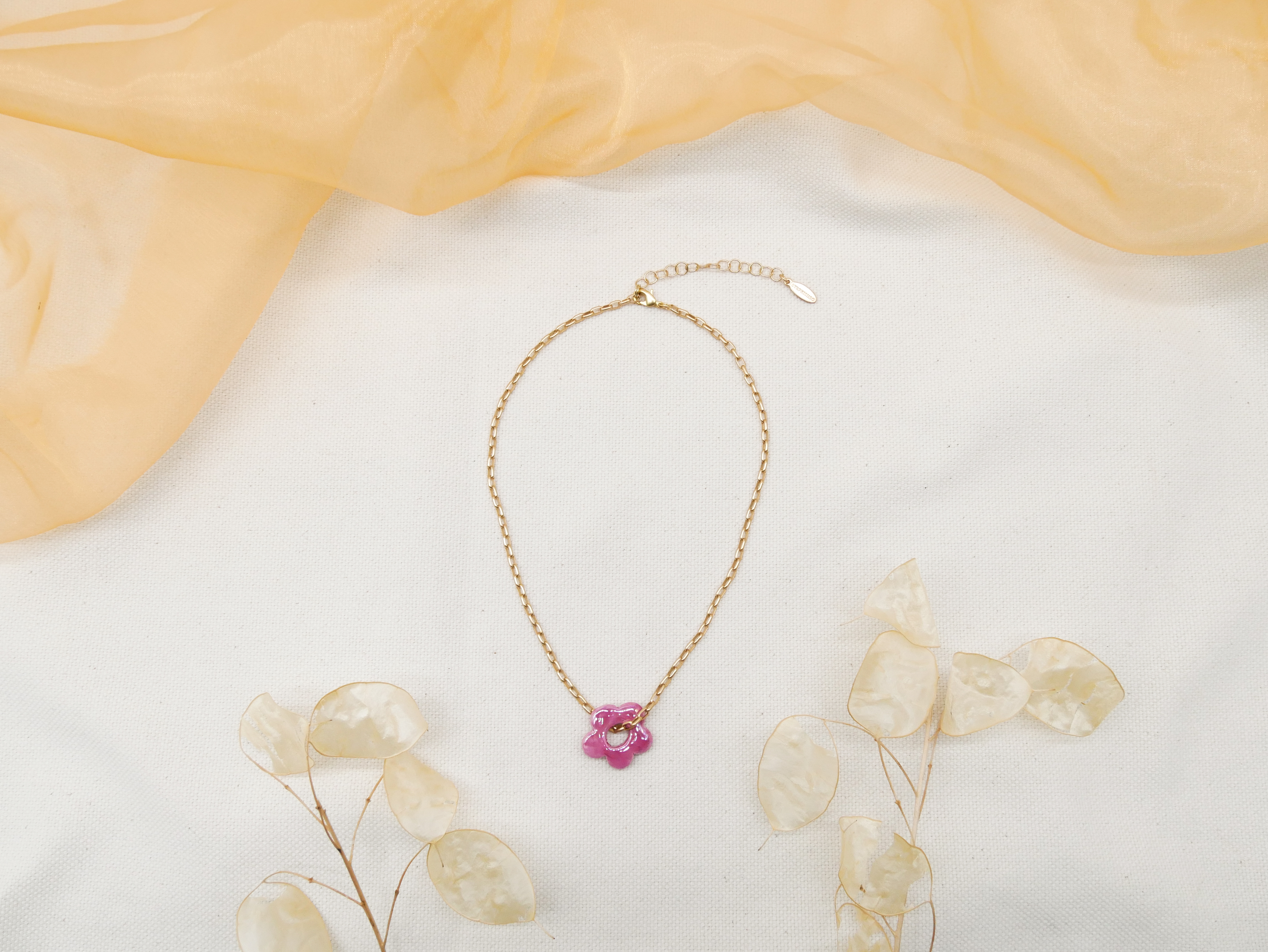 "Summer-Feeling", Kurze Metallkette vergoldet, Keramikblume fuchsia "Summer-Feeling", Kurze Metallkette vergoldet, Keramikblume fuchsia