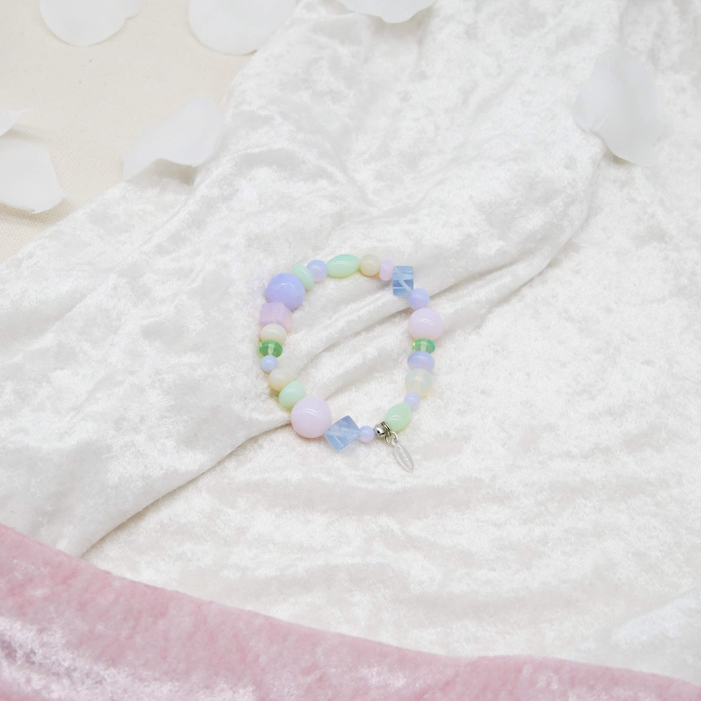 "Summer Feeling", Armband aus verschiedenen Formen, Glas- und Resin Perlen, opal-pas