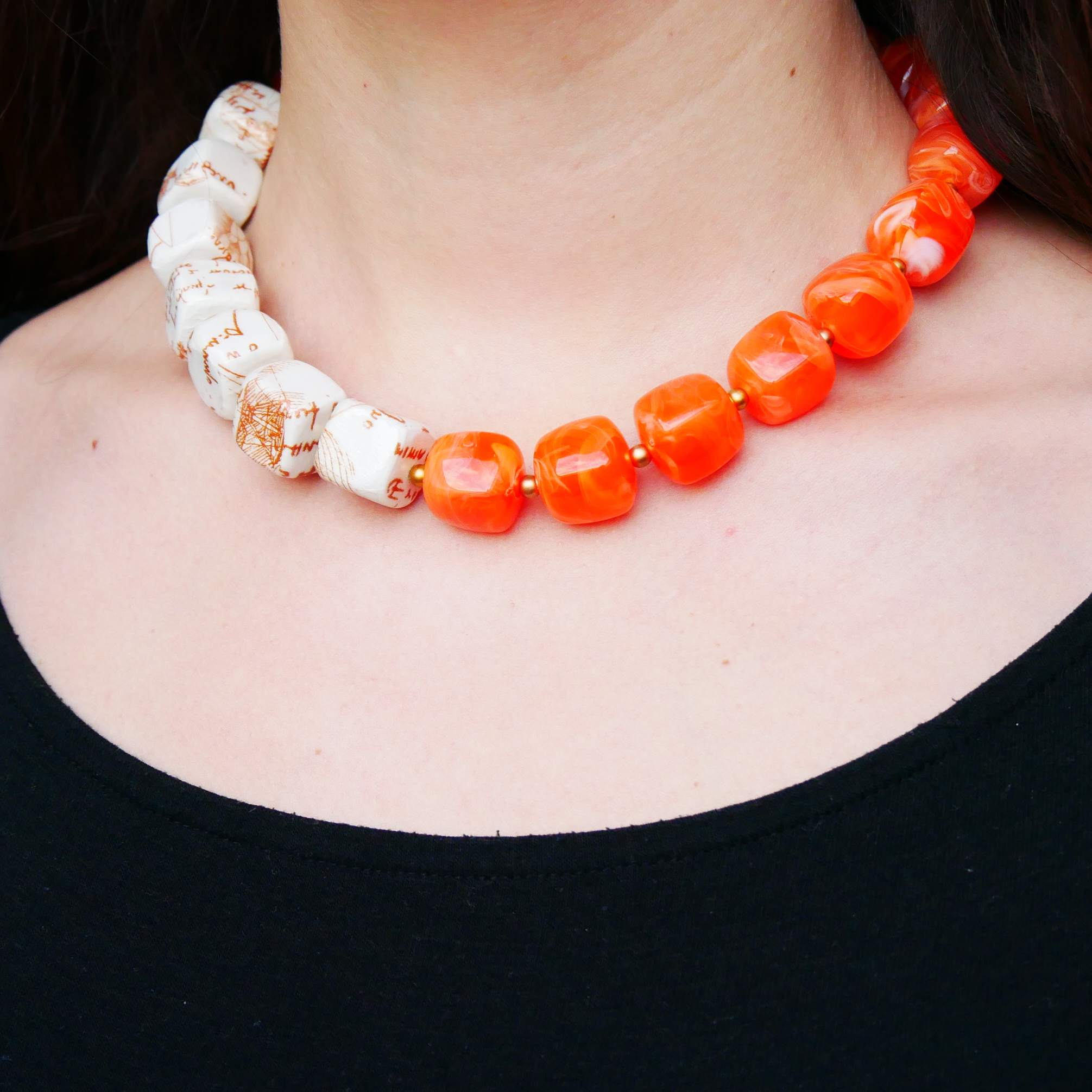 "Summer Feeling", kurze Kette "Cube" Resin- und Papercoated Perlen ca. 16 x 16 mm orange