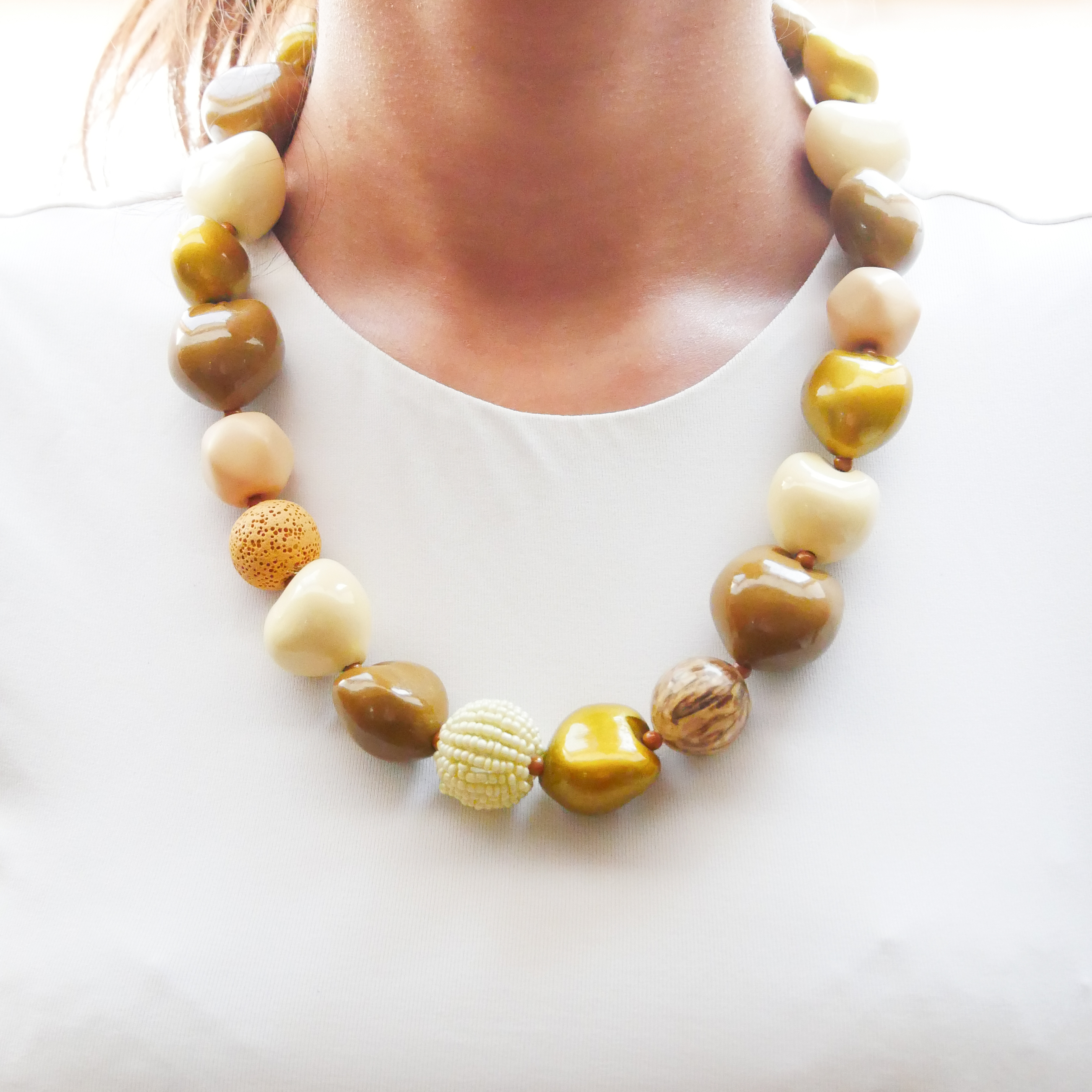  "Summer Feeling" Kette ca. 60 cm, Lumba Samen, Glasperlen, Resin Perle, braun-gold 