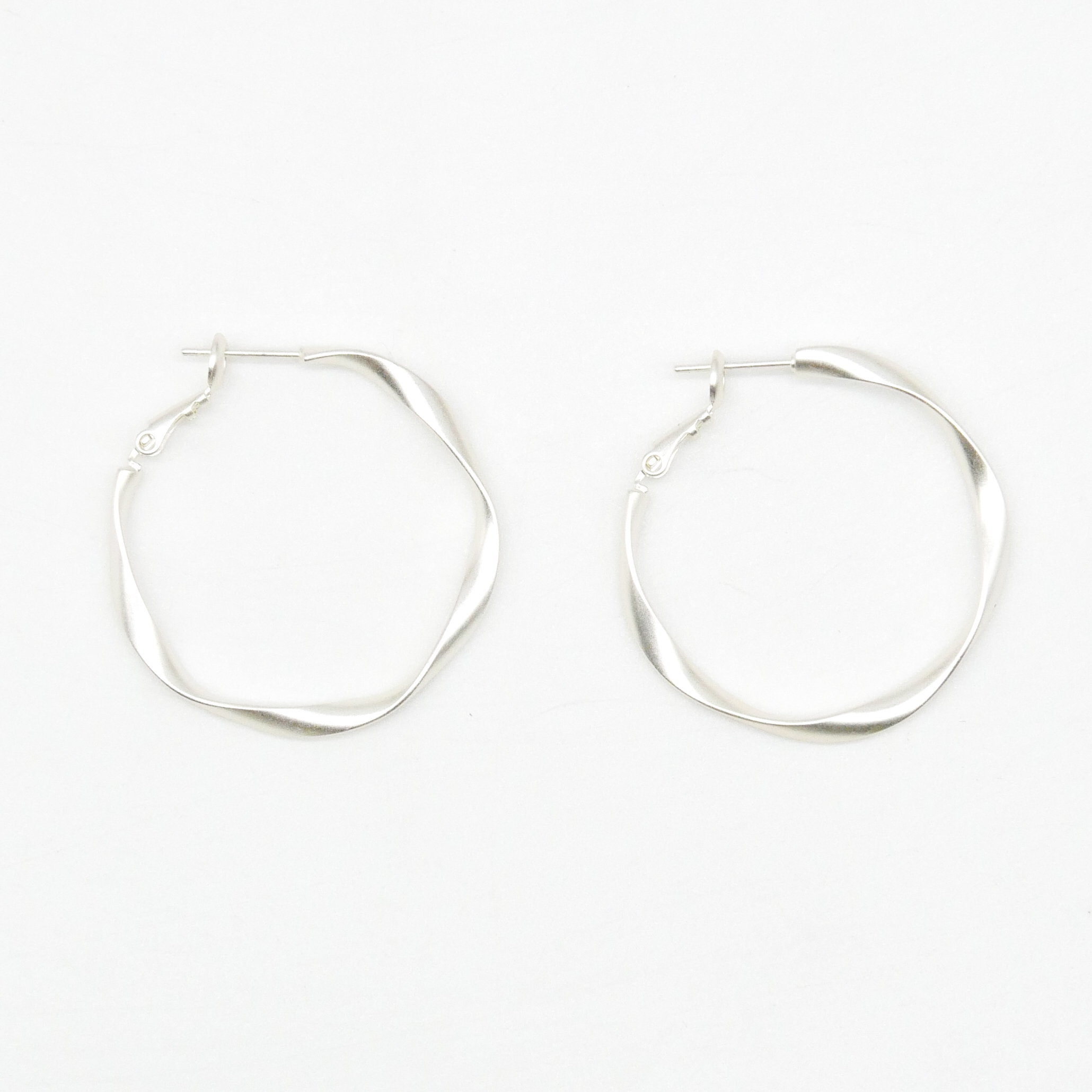 "Charm" Ohrstecker, offene Creole, versilbert