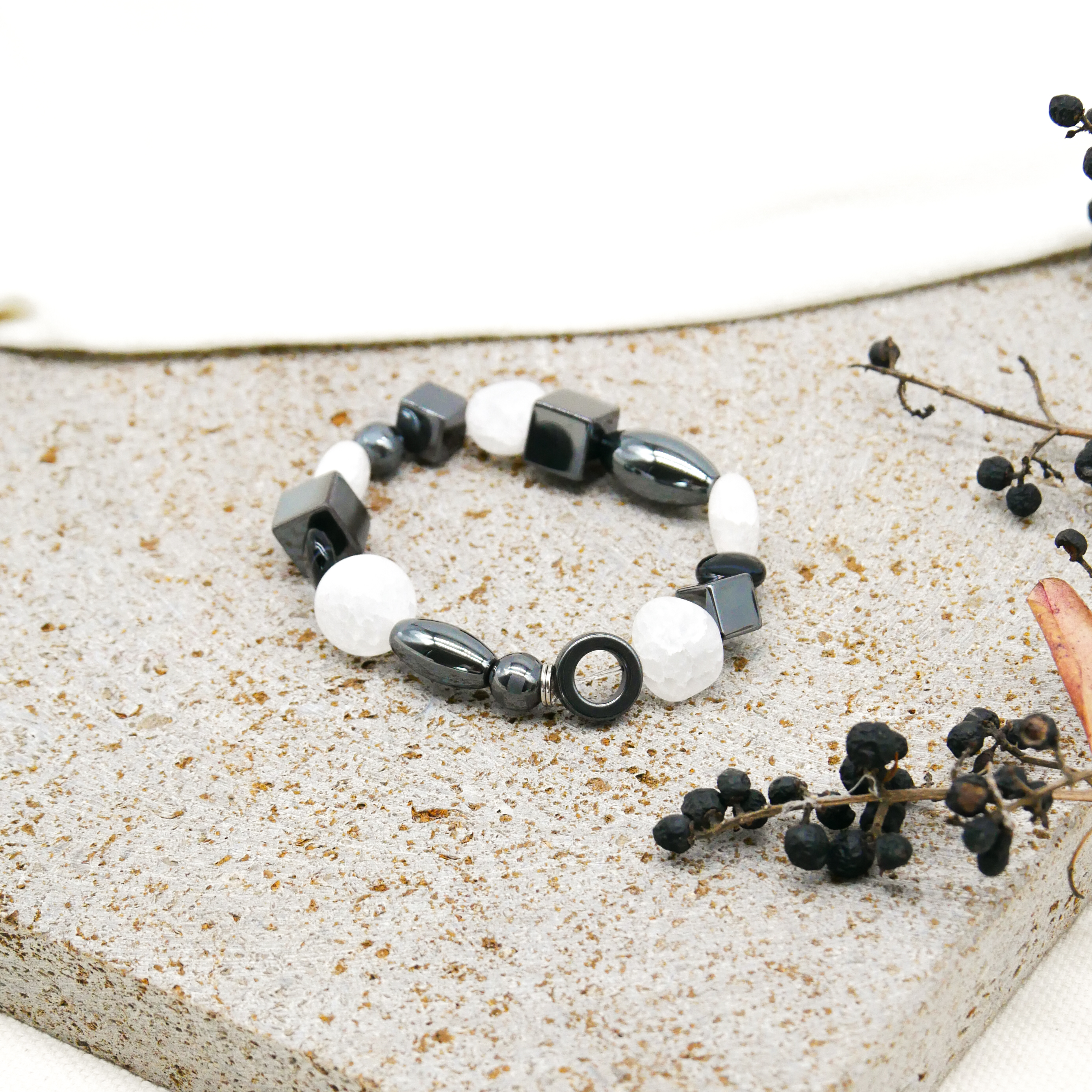 "Crystal Mountain", Armband auf Gummi, Hämatit und Bergkristall, verschiedene Formen