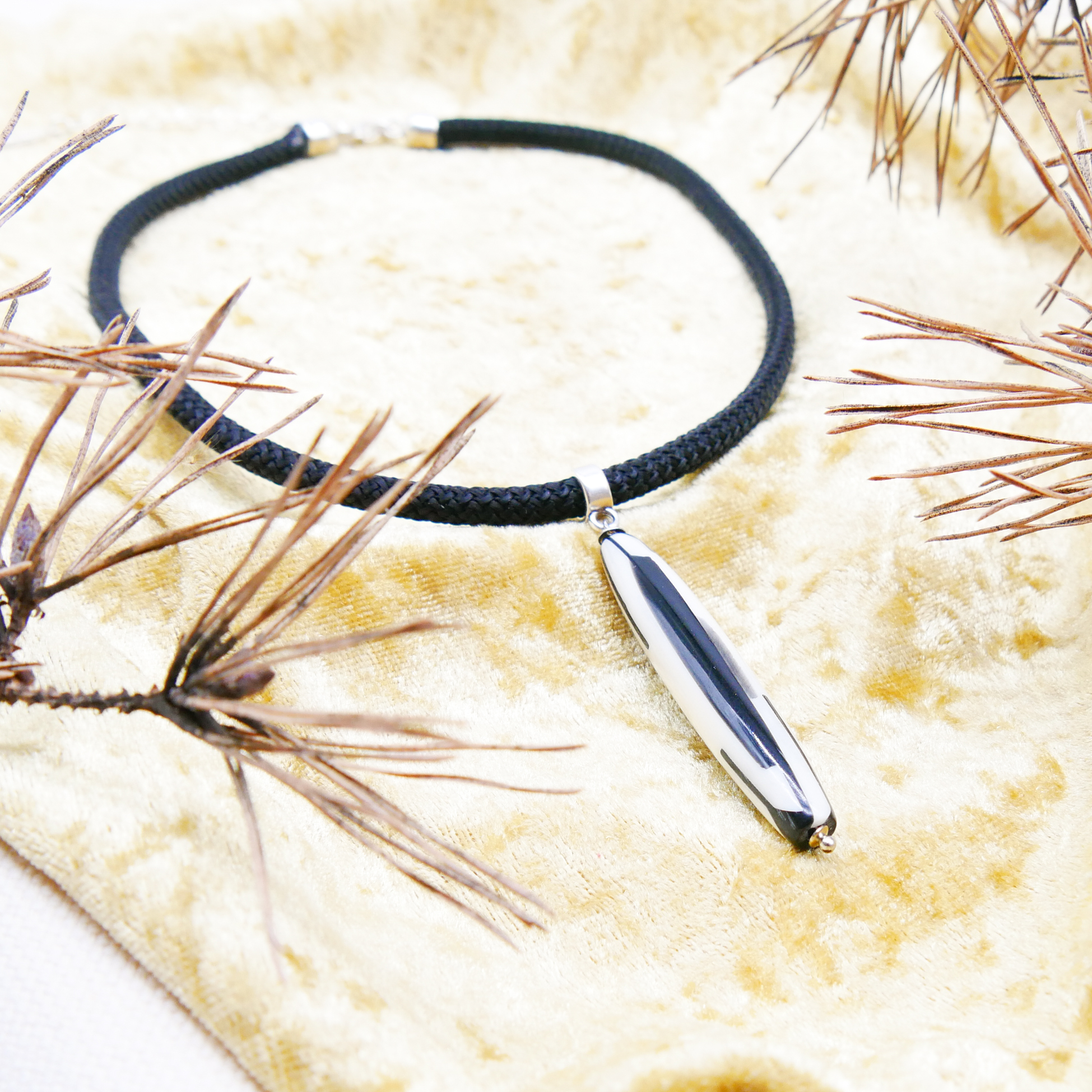 "Classic Ethnic" Halskette Cordband schwarz, gestreifte Knochenperle, 60 x 10 mm "Classic Ethnic" Halskette Cordband schwarz, gestreifte Knochenperle, 60 x 10 mm