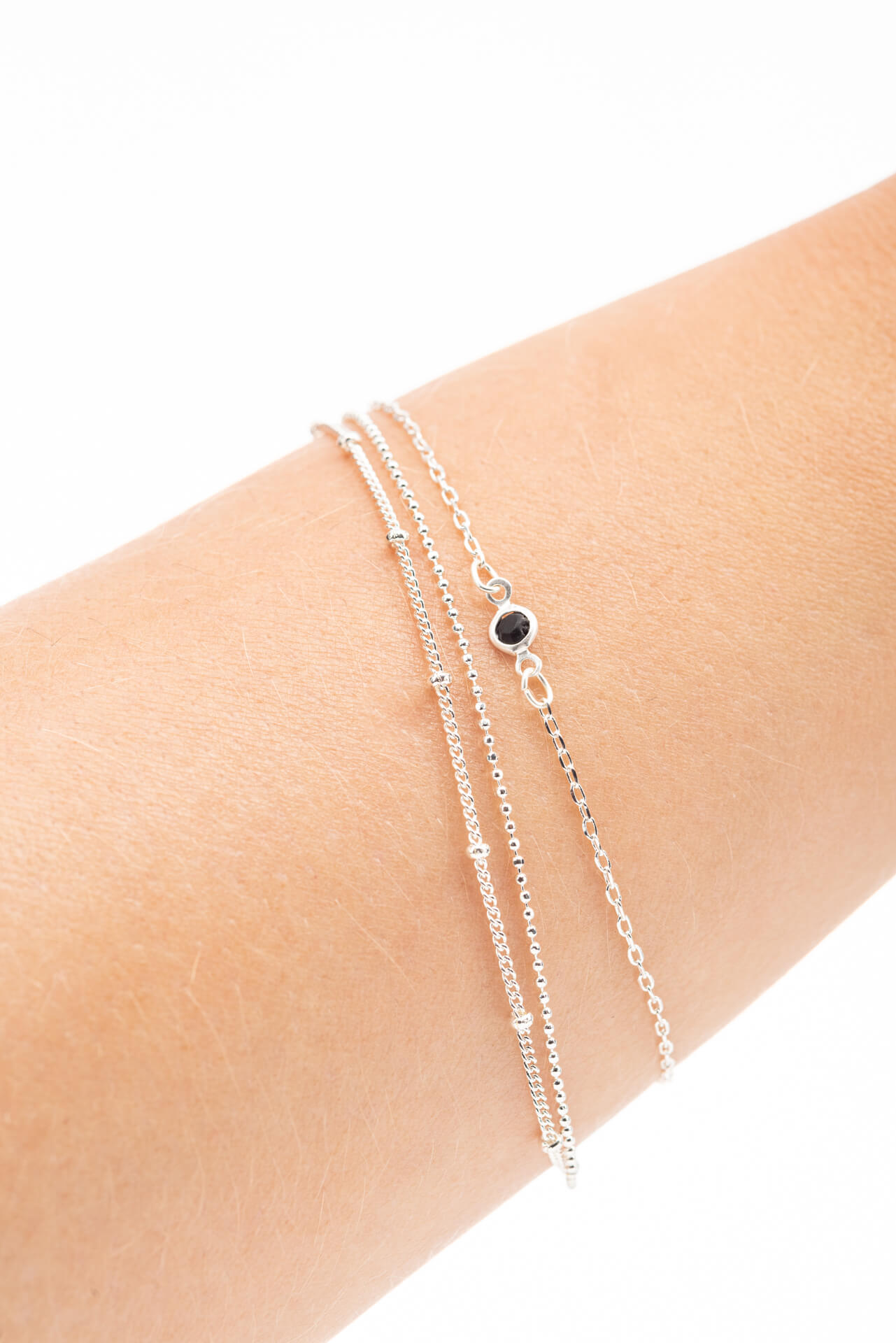 "Fine Filigré" feines 3-fach Armband, schwarzer Stein, versilbert