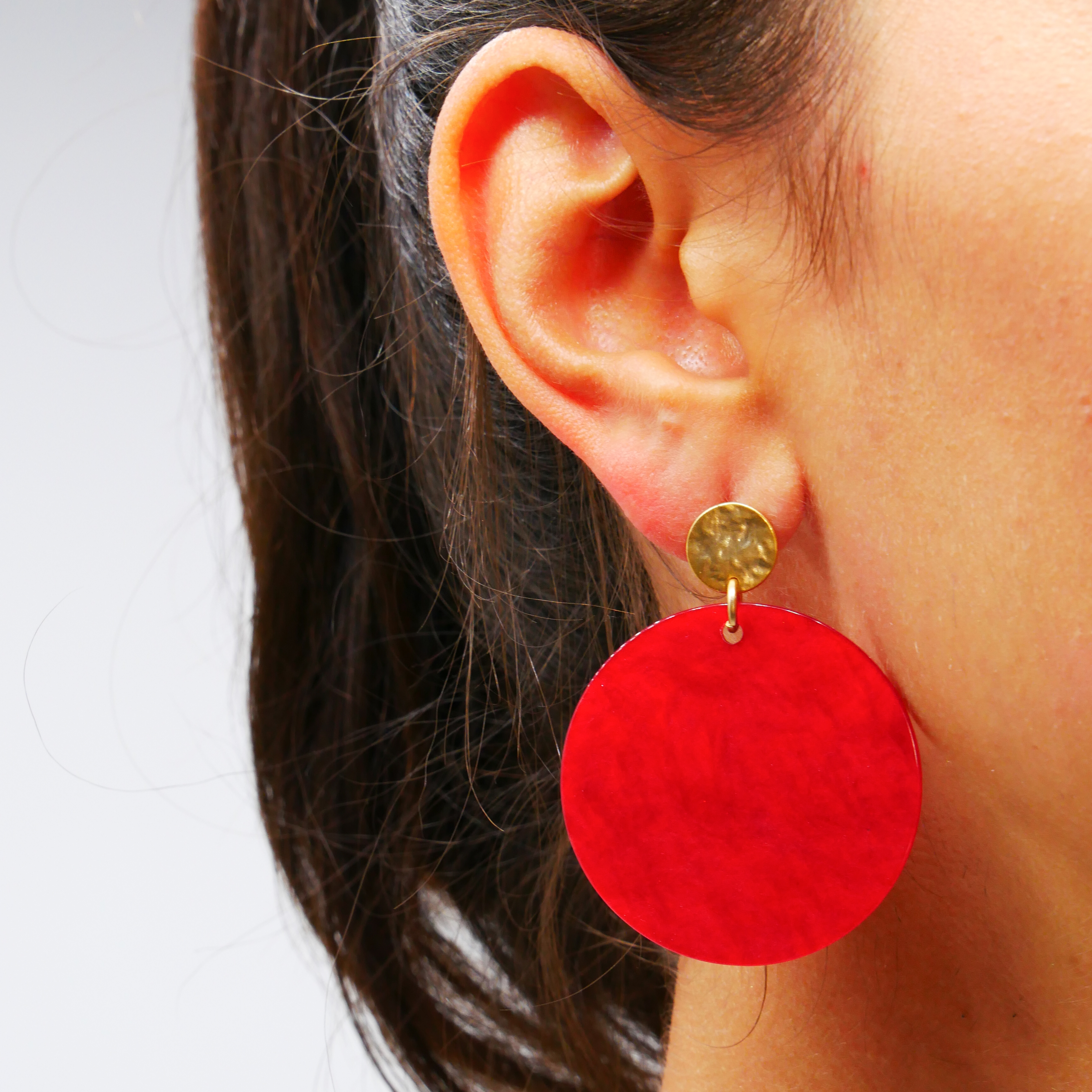 "Color Explosion", ear stud disc Ø 40 mm, upper part Ø 10 mm gold-plated, red pearl "Color Explosion", ear stud disc Ø 40 mm, upper part Ø 10 mm gold-plated, red pearl