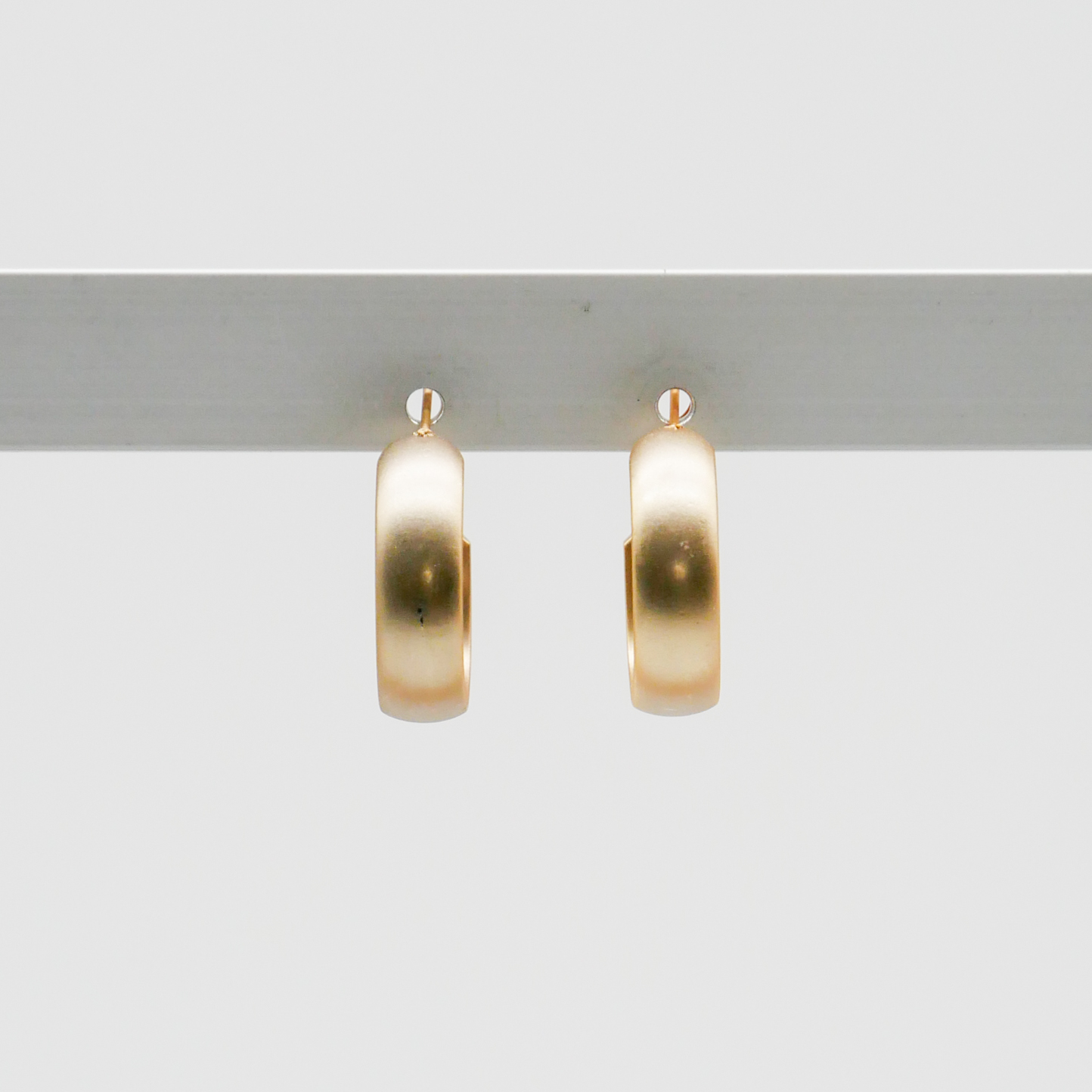 "Circle", runde Creole vergoldet ca. 24 mm leicht gewölbt 