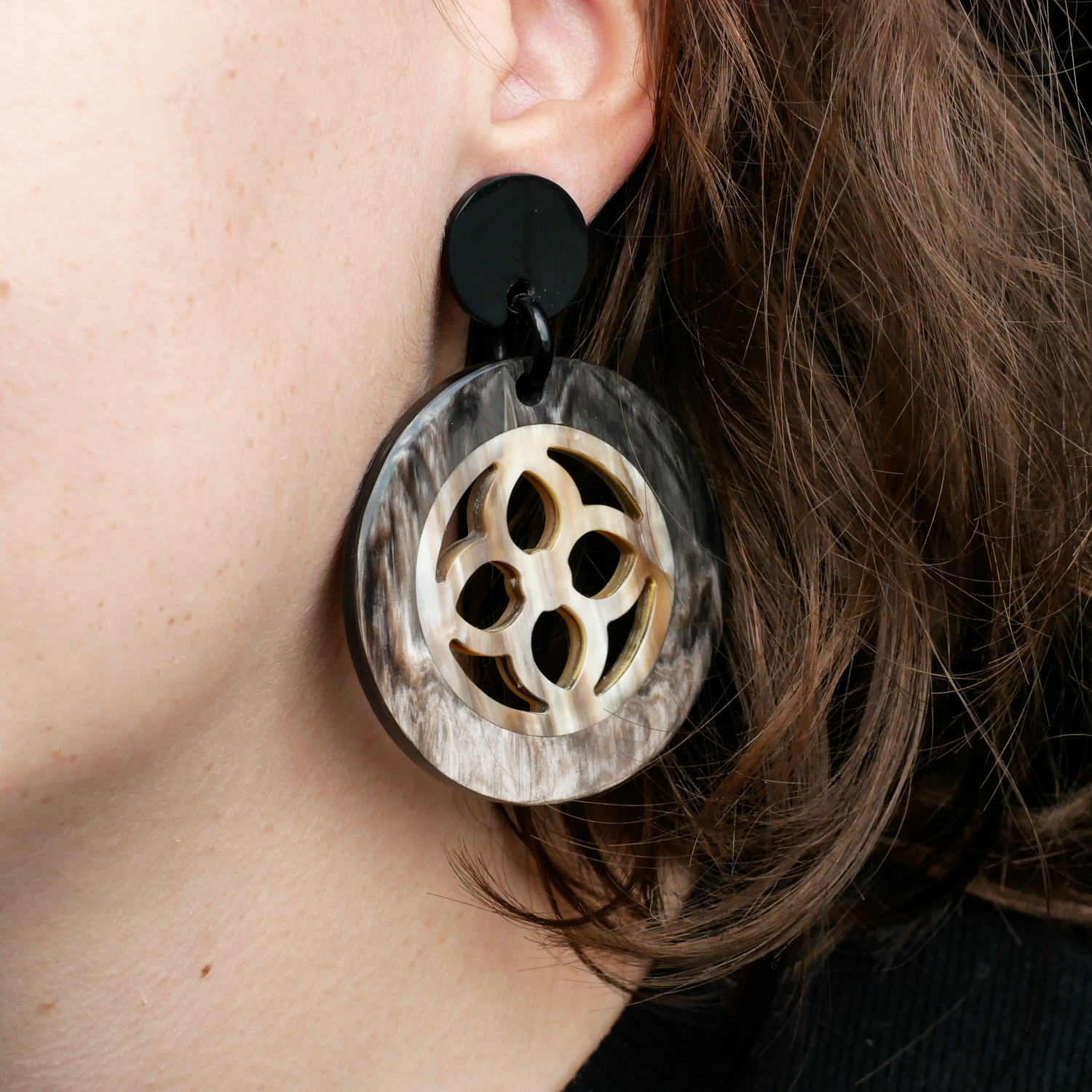 "Art Craft"  earrings with round pendant made of marble and brown buffalo horn, 