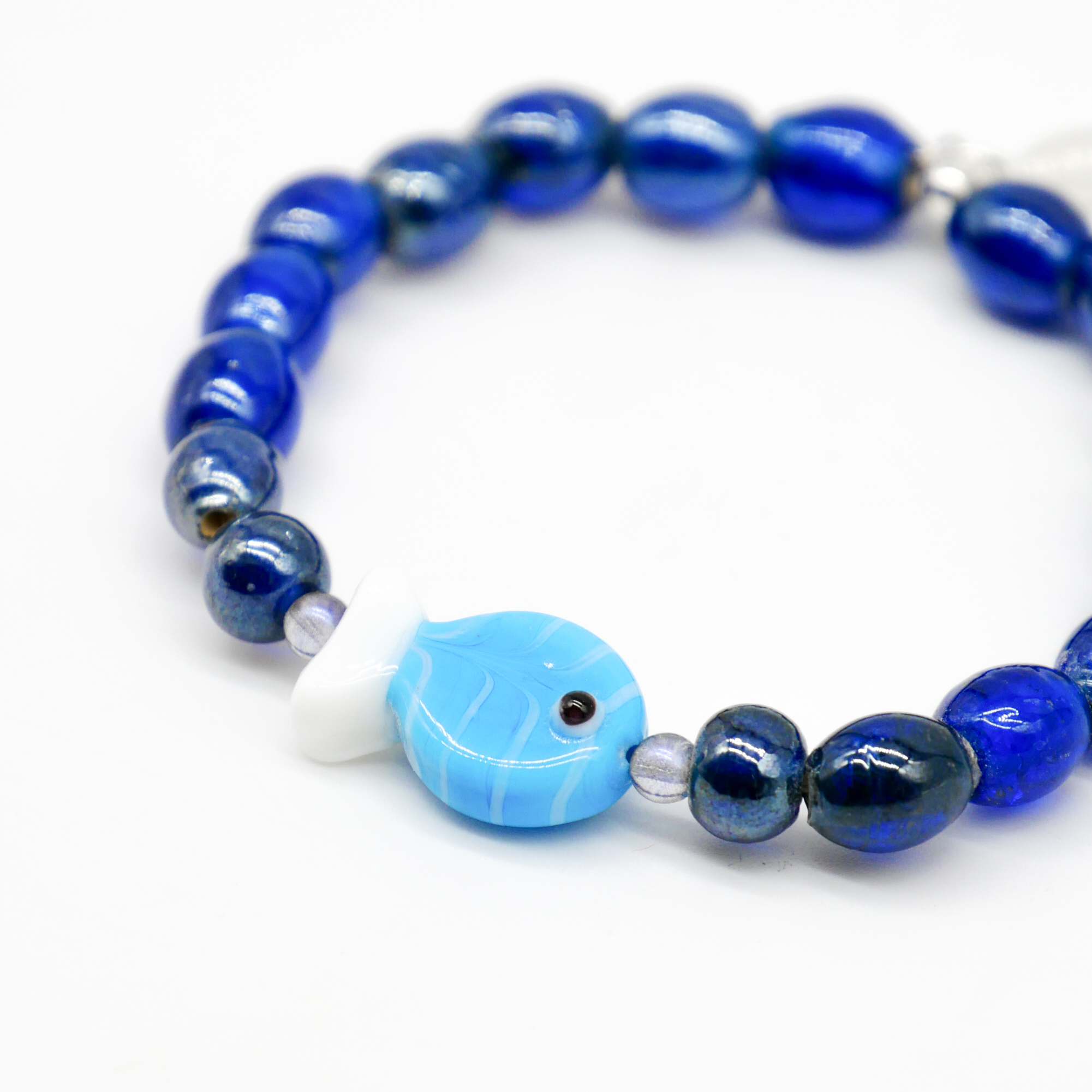 "Summer Feeling" Armband auf Gummi "Fisch" Glasperlen dunkelblau