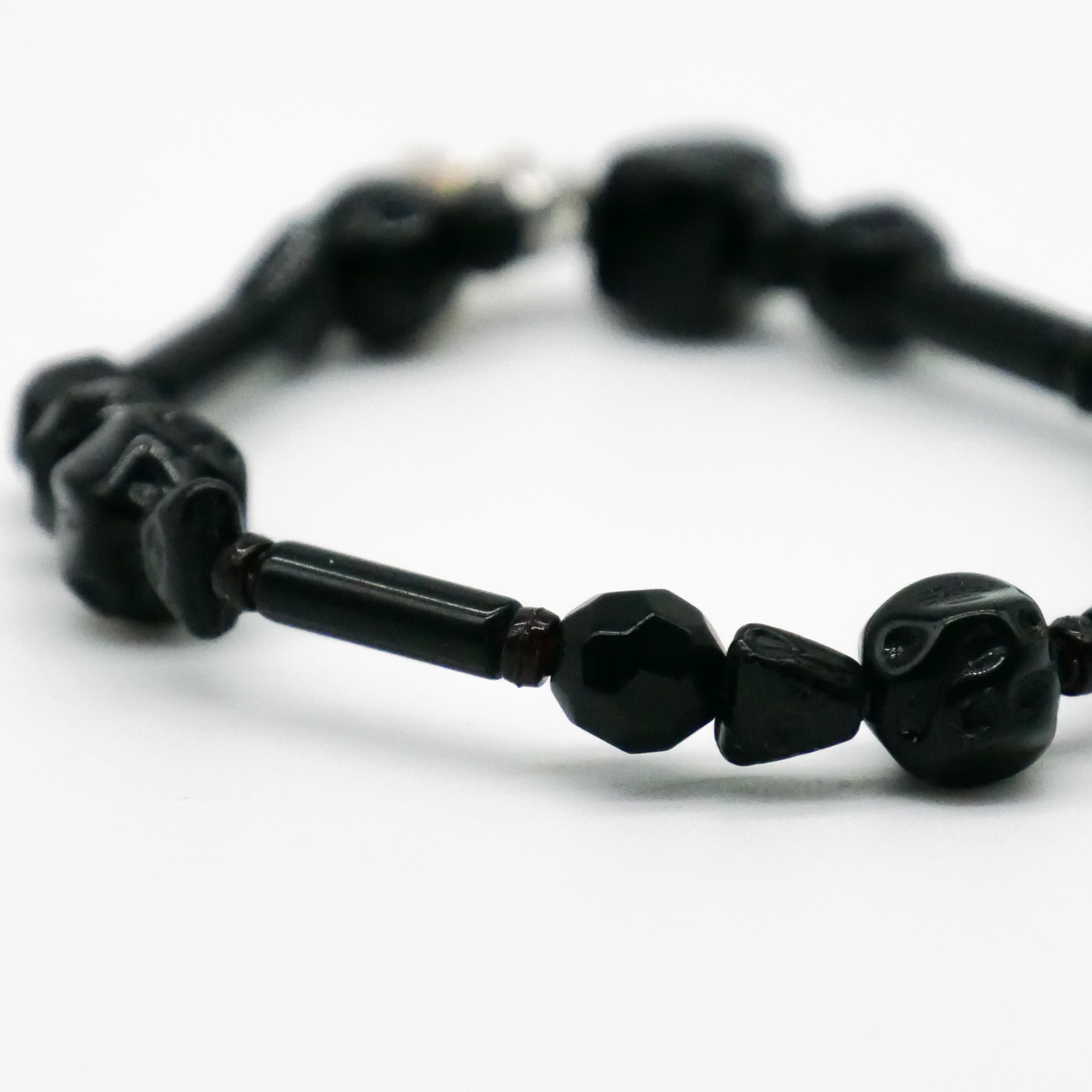  "Jet Schmuck" Armband auf Gummi schwarze Glasperlen, verschiedene Formen 