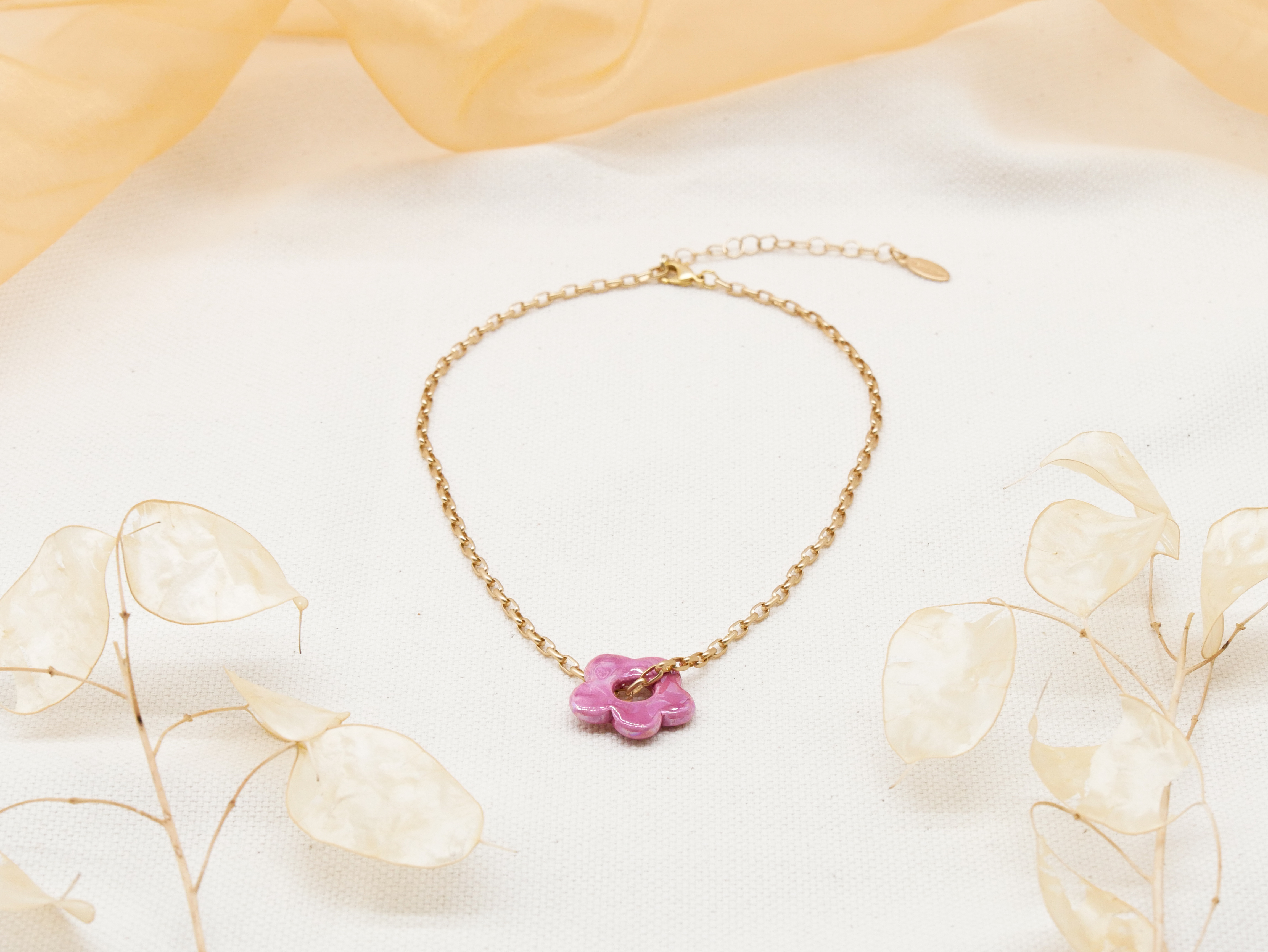 "Summer-Feeling", Kurze Metallkette vergoldet, Keramikblume fuchsia "Summer-Feeling", Kurze Metallkette vergoldet, Keramikblume fuchsia