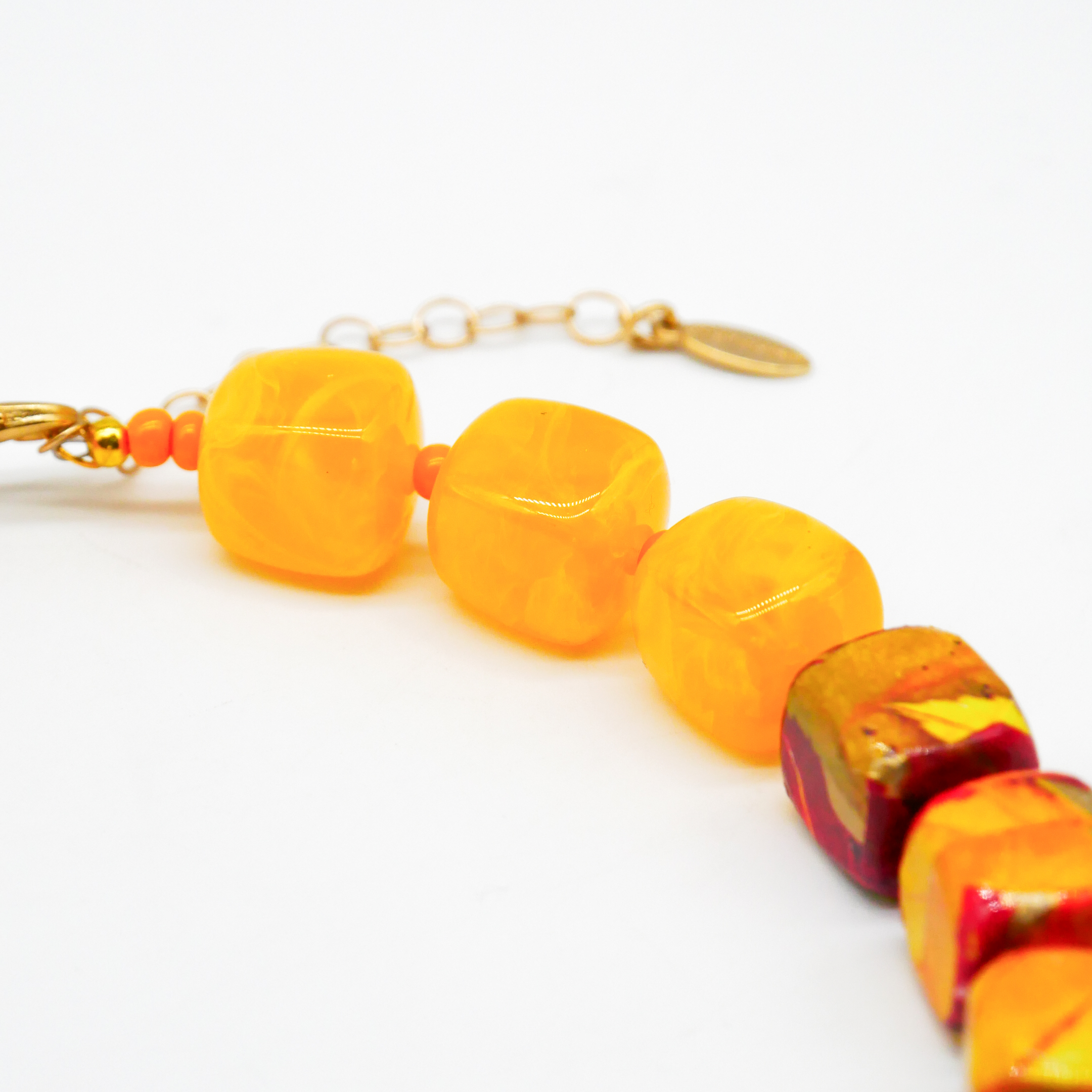 "Summer Feeling", kurze Kette "Cube" Resin- und Papercoated Perlen ca. 16 x 16 mm honig