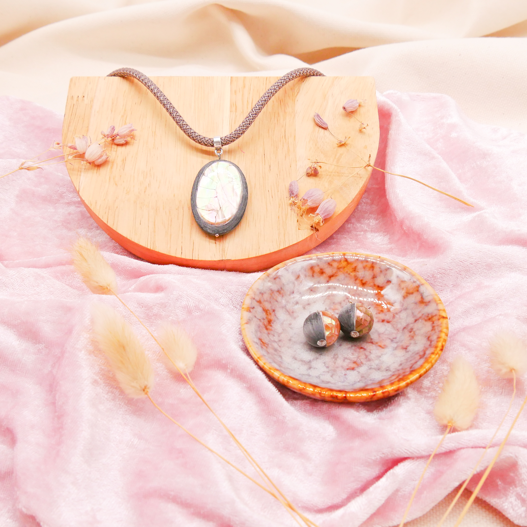 "Classic Ethnic", necklace, cordstring brown, flat oval hornpearl with brownlip shell, 45x30mm, grey