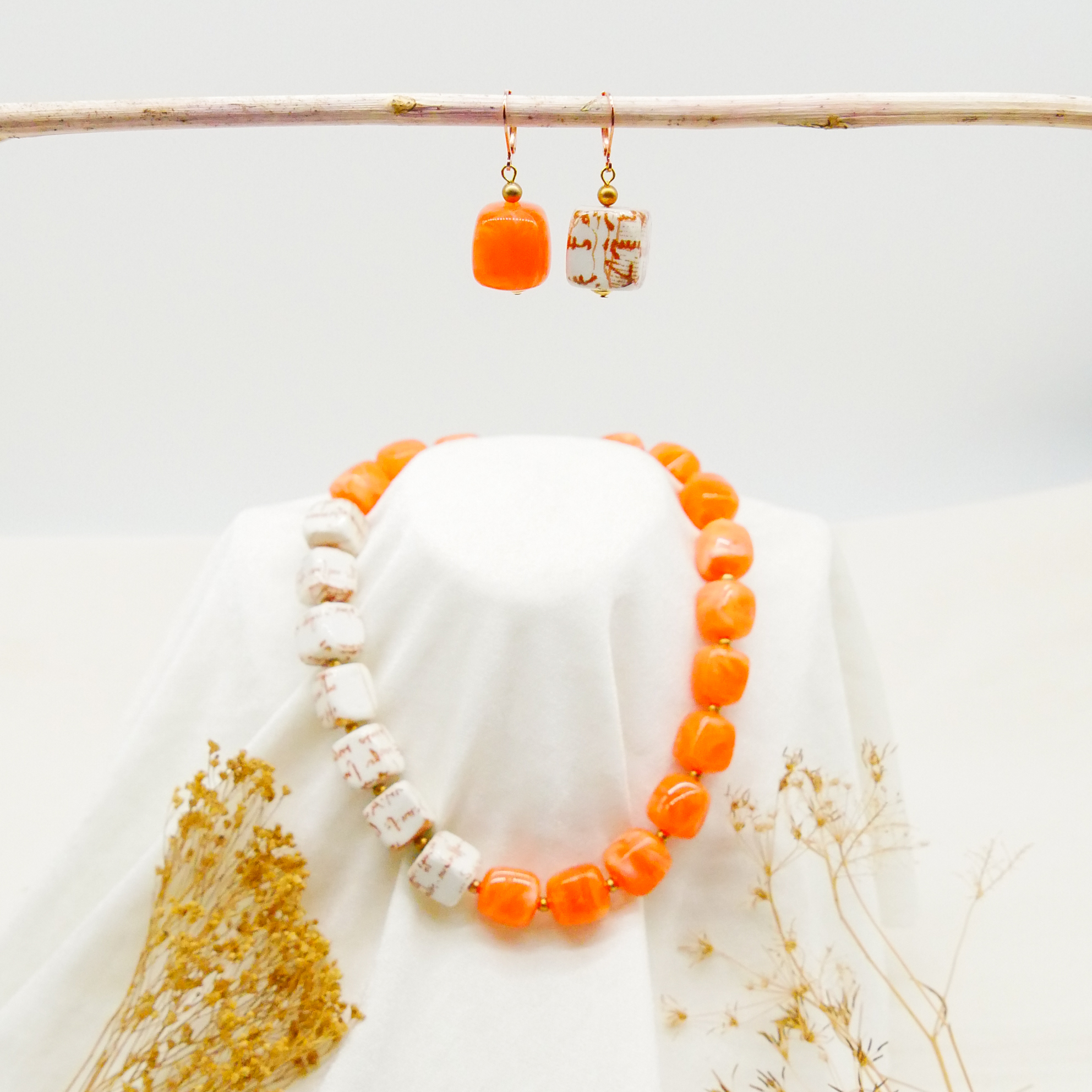 "Summer Feeling", kurze Kette "Cube" Resin- und Papercoated Perlen ca. 16 x 16 mm orange