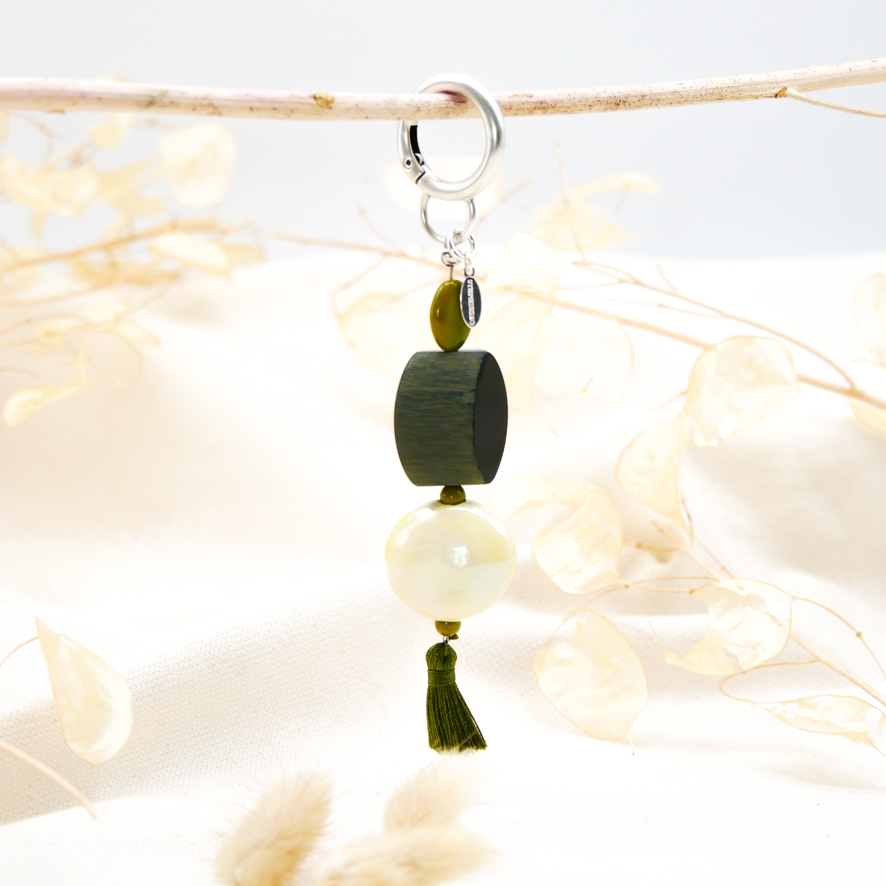 "Lucky Pendant" Anhänger, 1 Strang Hornperle, Keramikscheibe und Quaste "Lucky Pendant" Anhänger, 1 Strang Hornperle, Keramikscheibe und Quaste