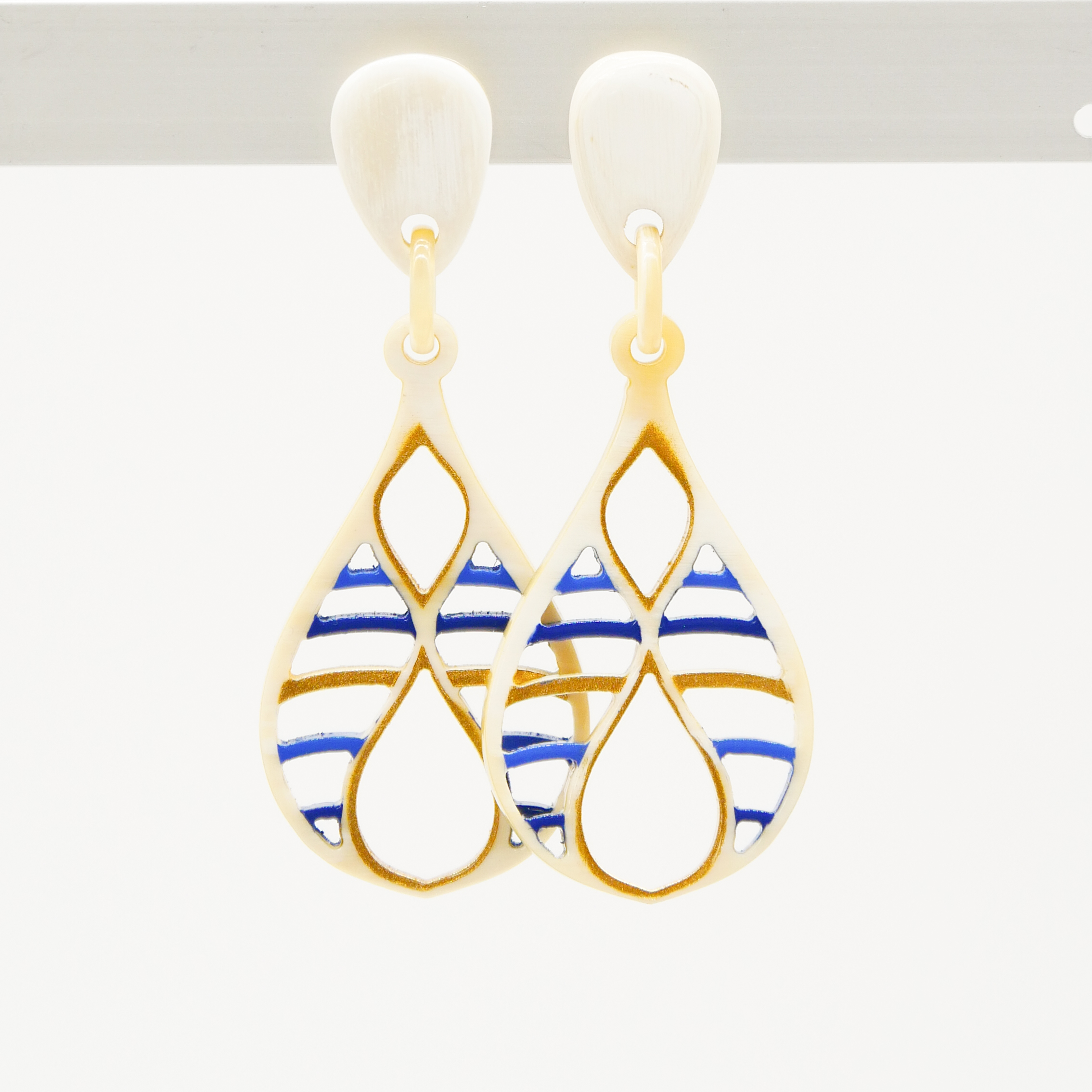 "Craft Art", Ohrring "Teardrop", weißes Horn, Lack blau-gold "Craft Art", Ohrring "Teardrop", weißes Horn, Lack blau-gold