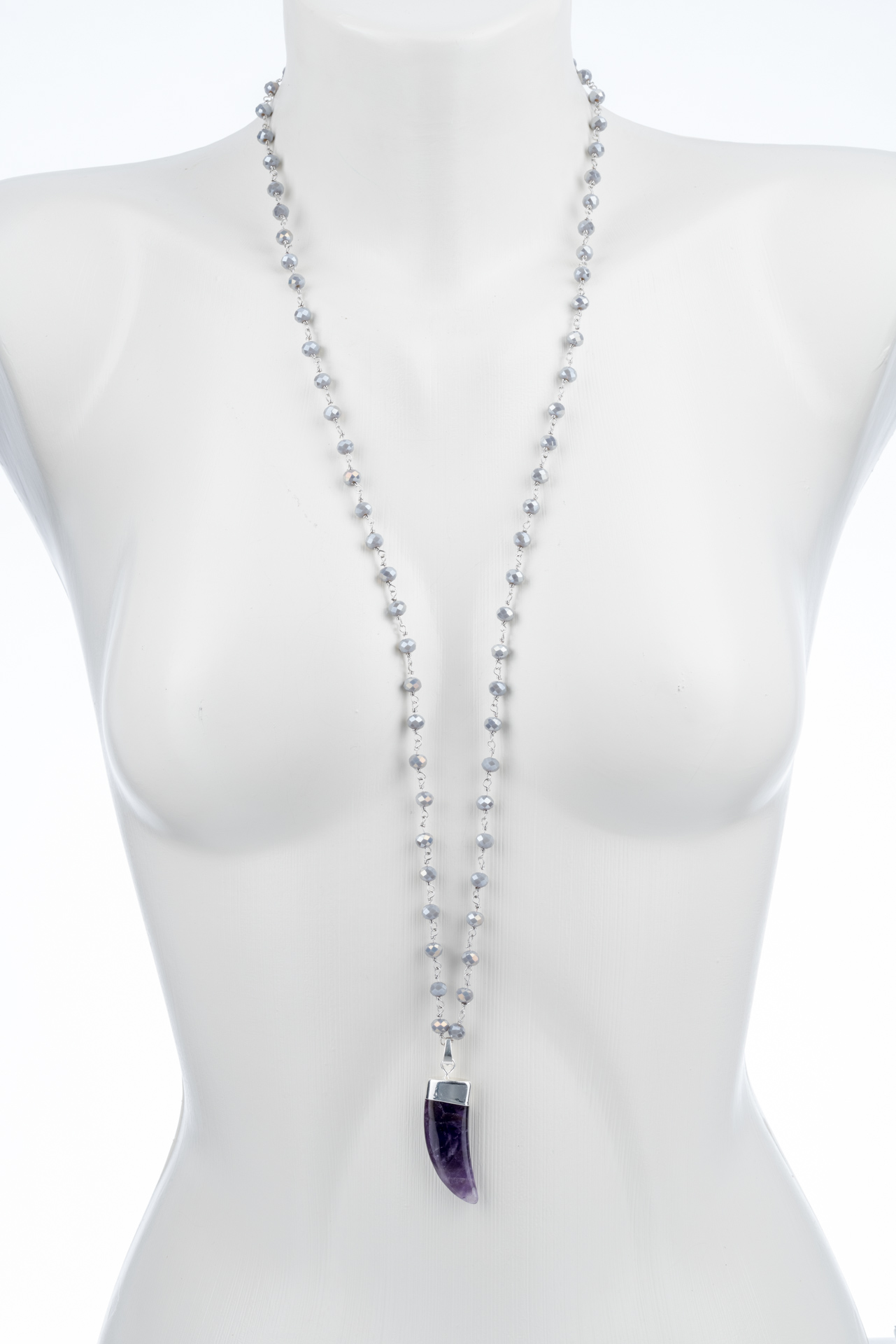 "Steinzähne" lange Kette mit Glaskristallen grau und Amethyst Anhänger
