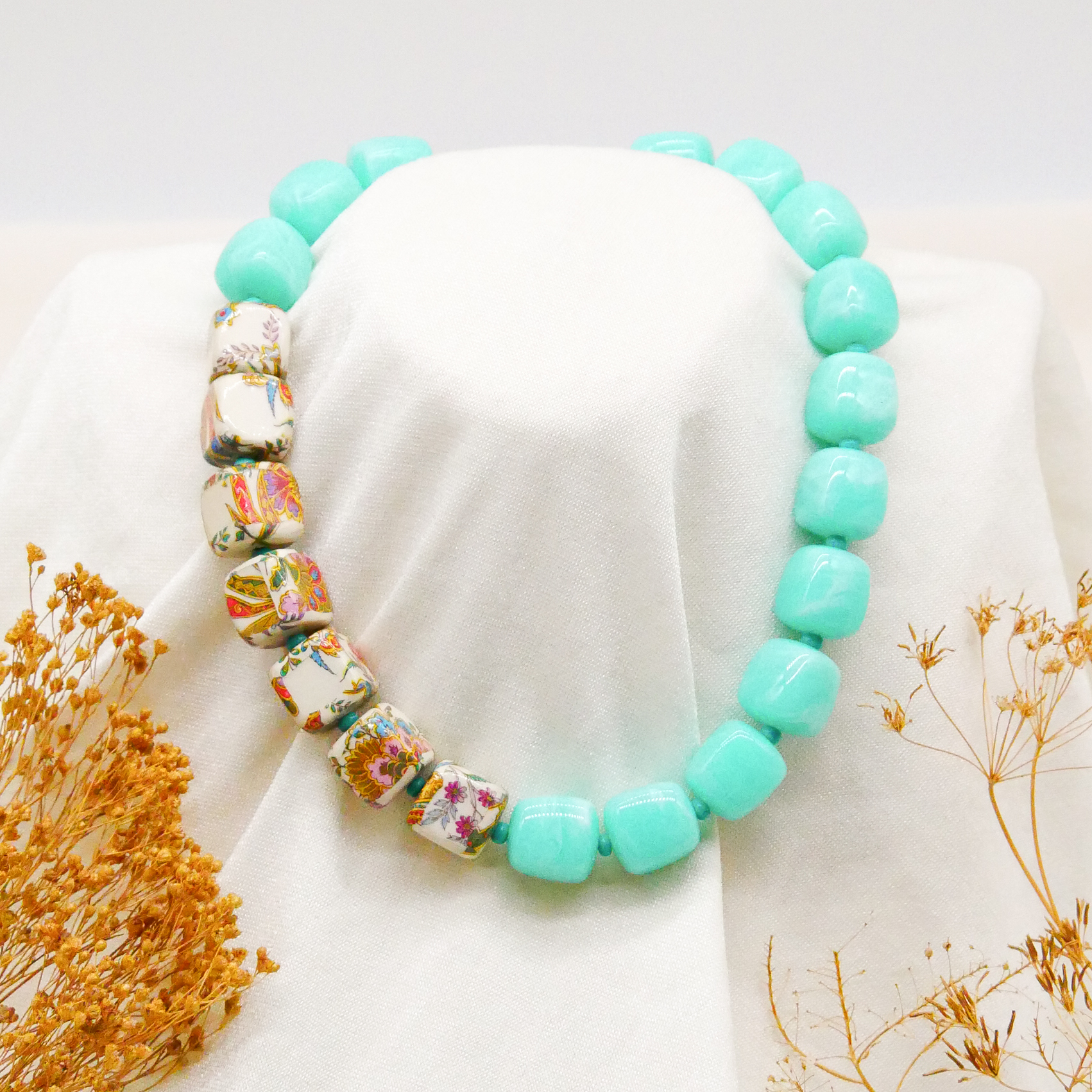 "Summer Feeling", kurze Kette "Cube" Resin- und Papercoated Perlen ca. 16 x 16 mm türkis