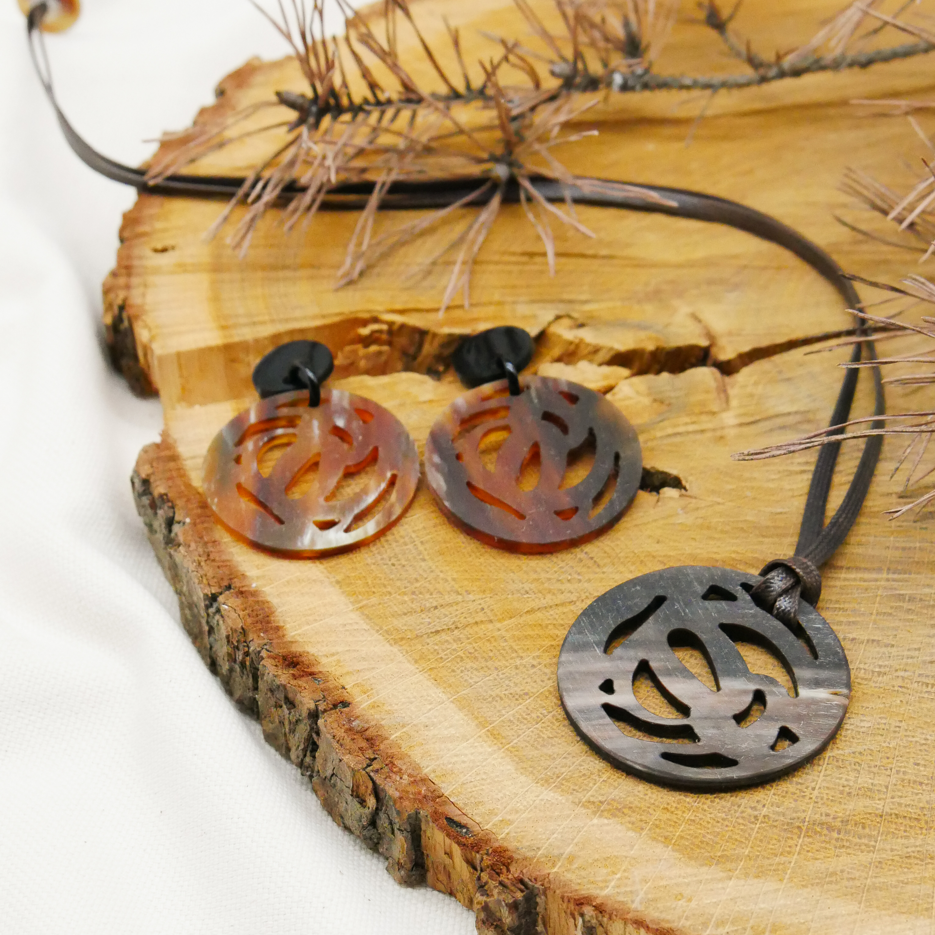  "Craft-Art", Ohrring Ø ca. 40 mm braunes Horn verspieltes Design 